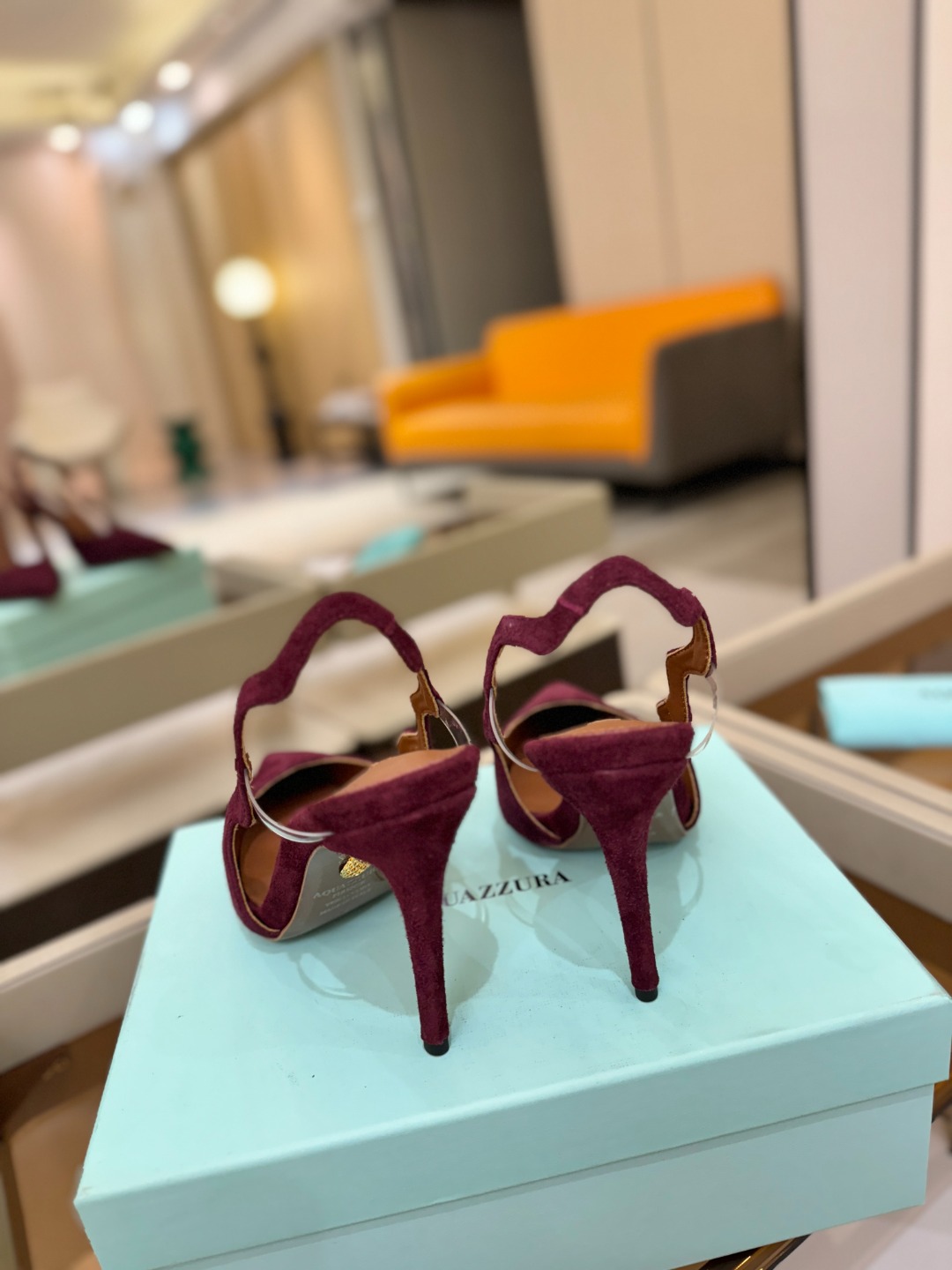 Aquazzura💫把步伐，走成一场即兴创作。当“规则”被解构，优雅便有了更自由的形状。这双💫高跟鞋生来