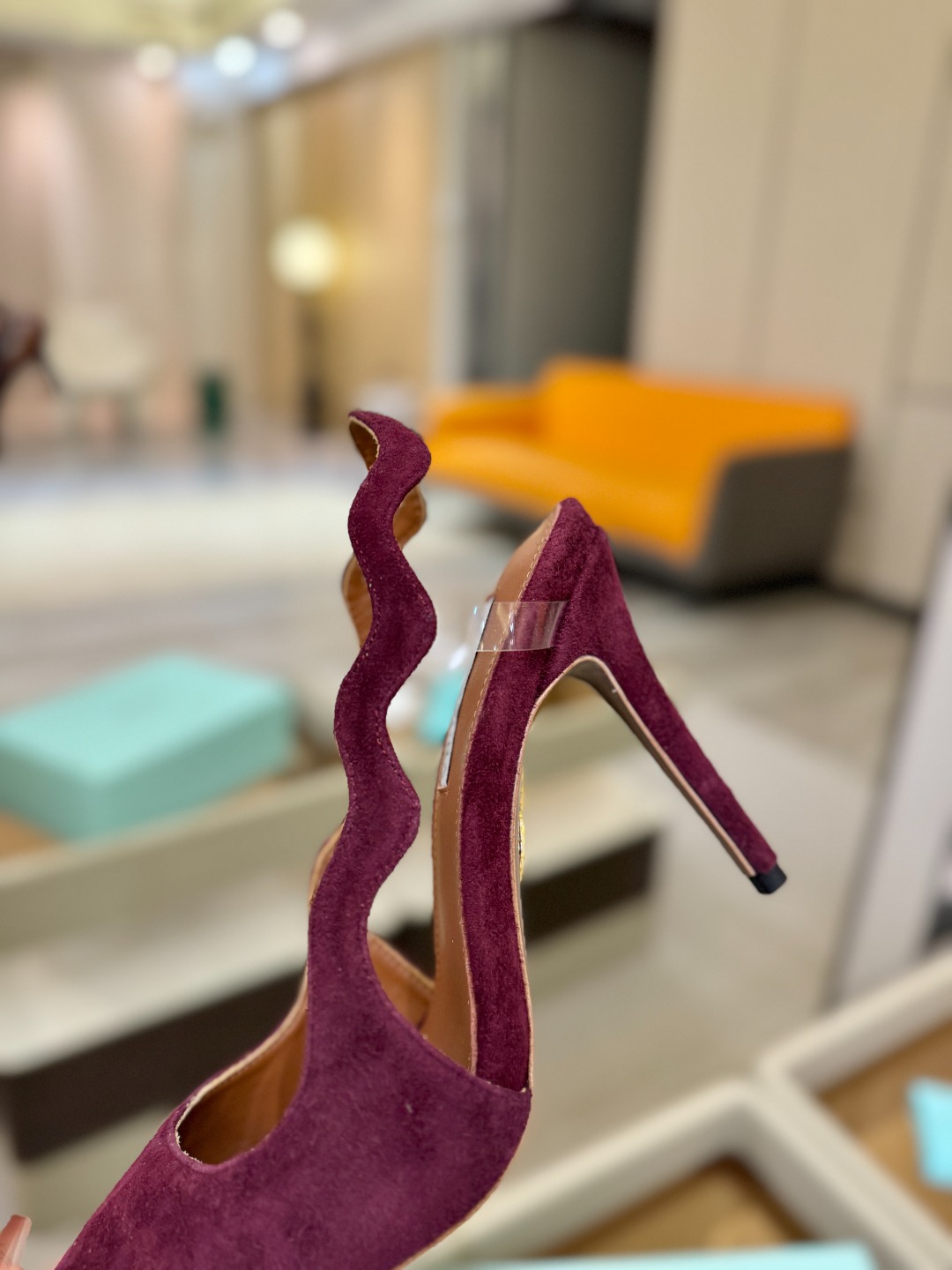 Aquazzura💫把步伐，走成一场即兴创作。当“规则”被解构，优雅便有了更自由的形状。这双💫高跟鞋生来