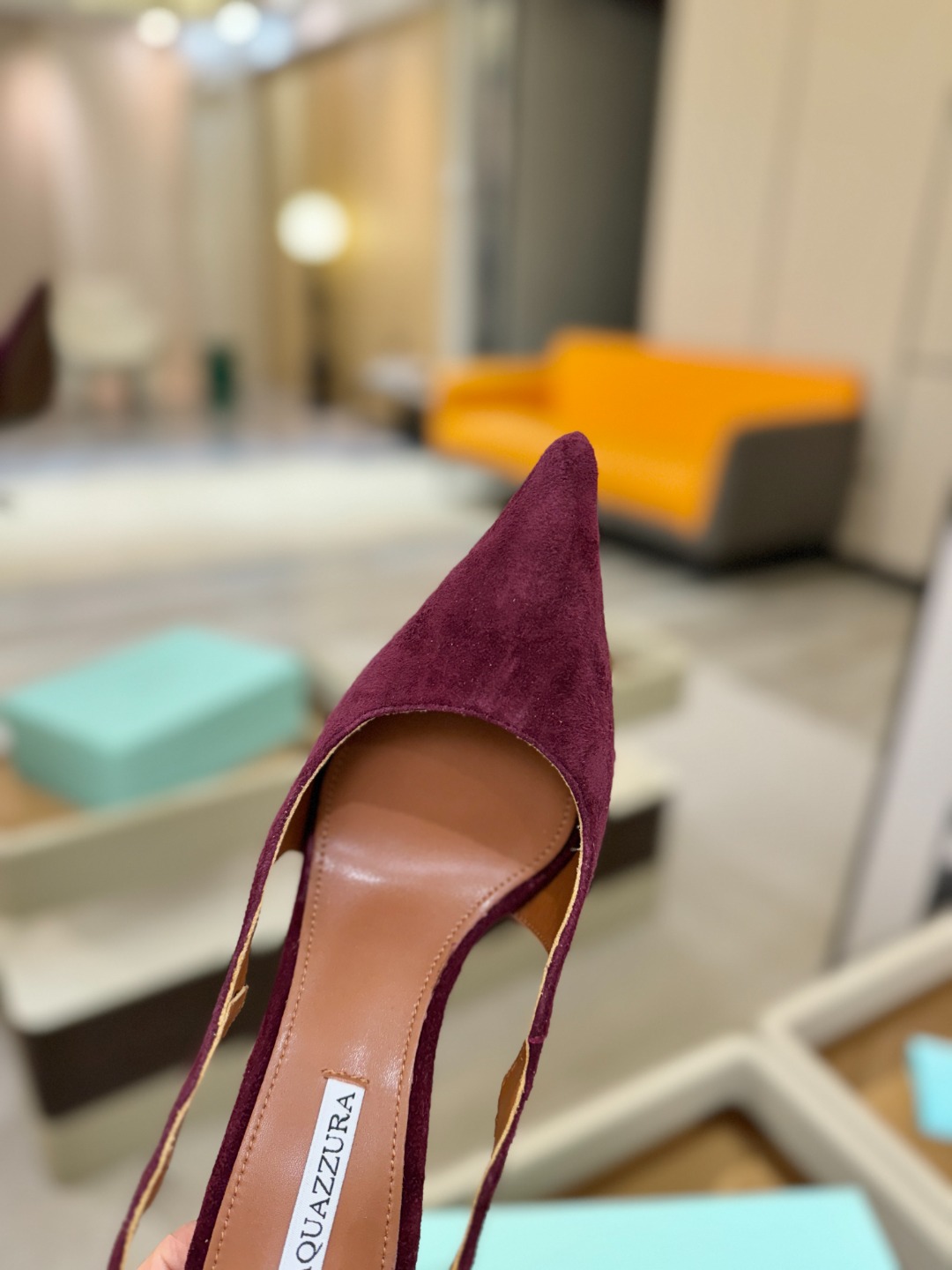 Aquazzura💫把步伐，走成一场即兴创作。当“规则”被解构，优雅便有了更自由的形状。这双💫高跟鞋生来