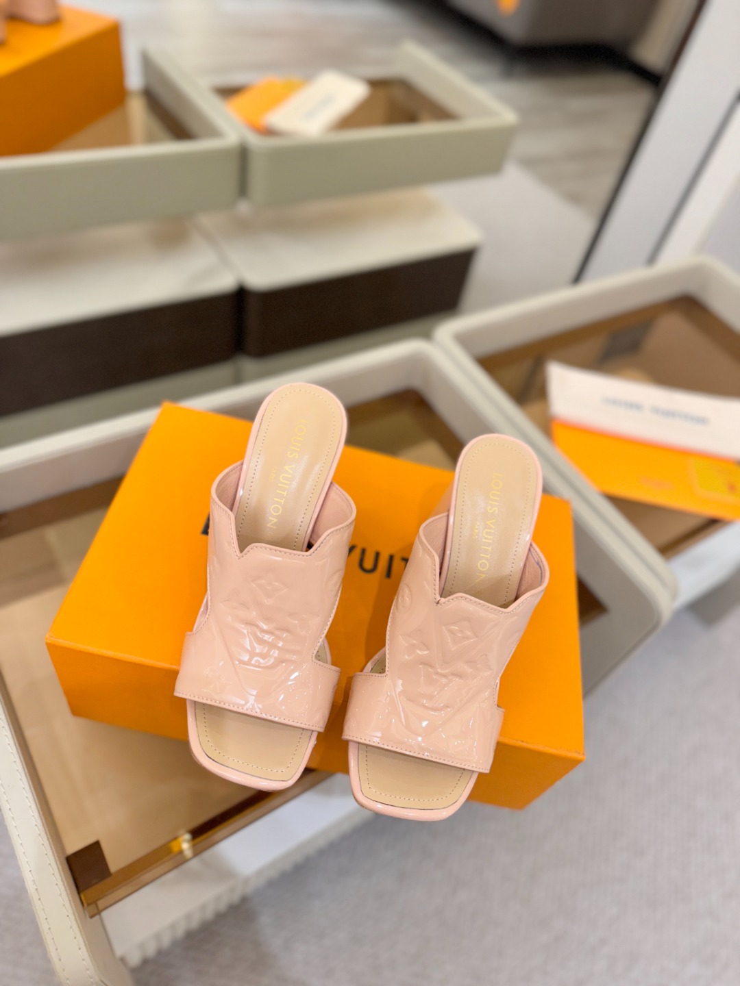 、【代购级】、Louis Vuitton 巴黎时装走秀早春系列！独家版本、完美楦型、中跟拖鞋🆕、Lv压花