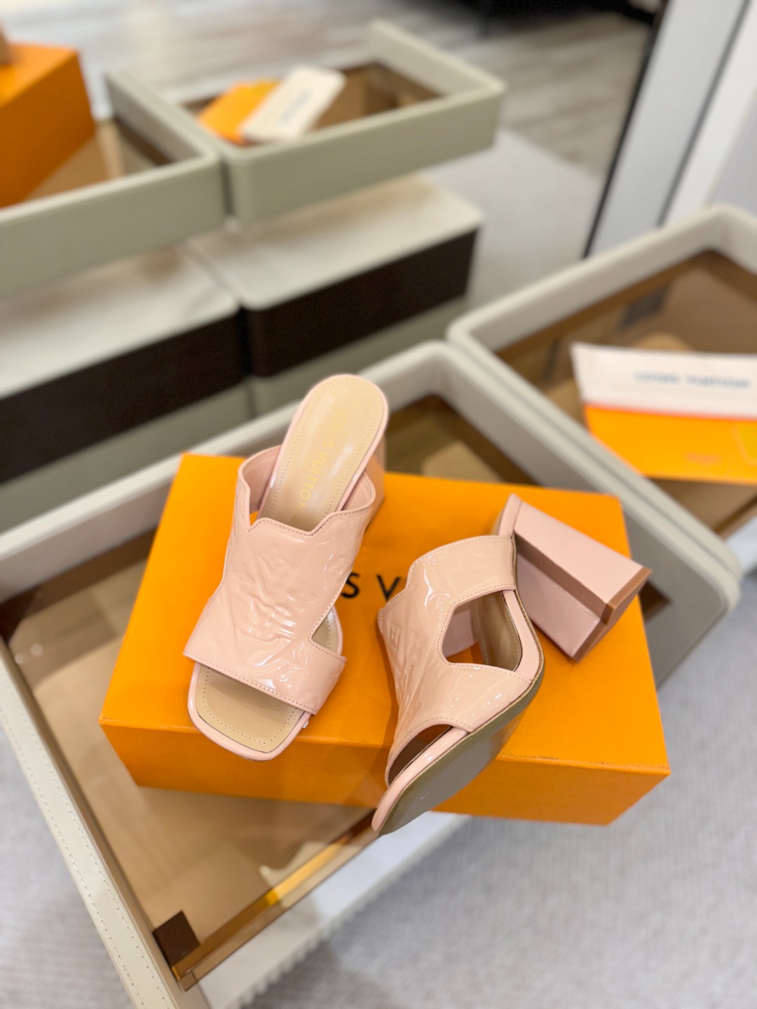 、【代购级】、Louis Vuitton 巴黎时装走秀早春系列！独家版本、完美楦型、中跟拖鞋🆕、Lv压花