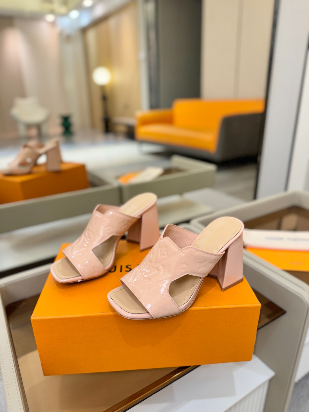 、【代购级】、Louis Vuitton 巴黎时装走秀早春系列！独家版本、完美楦型、中跟拖鞋🆕、Lv压花