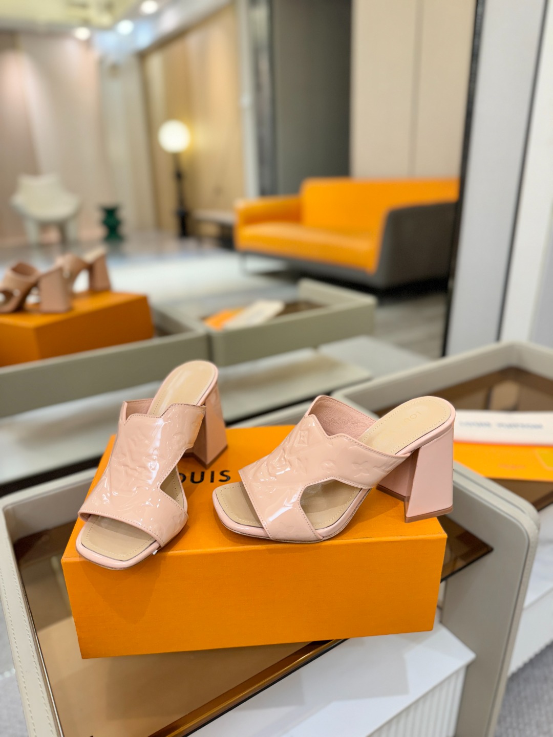 、【代购级】、Louis Vuitton 巴黎时装走秀早春系列！独家版本、完美楦型、中跟拖鞋🆕、Lv压花