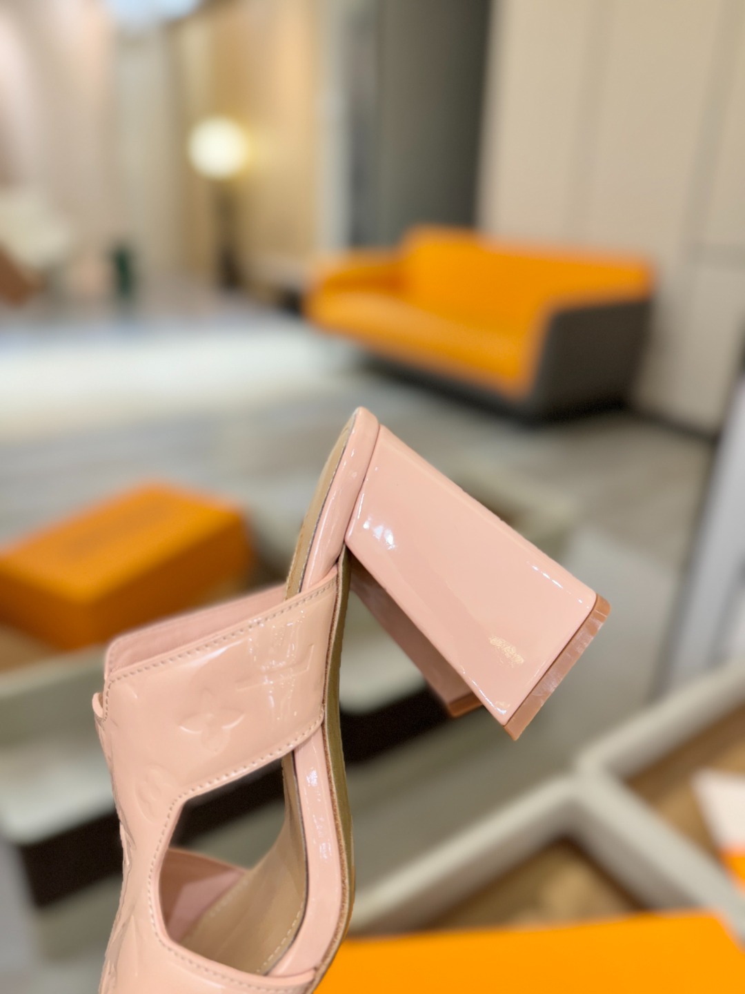 、【代购级】、Louis Vuitton 巴黎时装走秀早春系列！独家版本、完美楦型、中跟拖鞋🆕、Lv压花