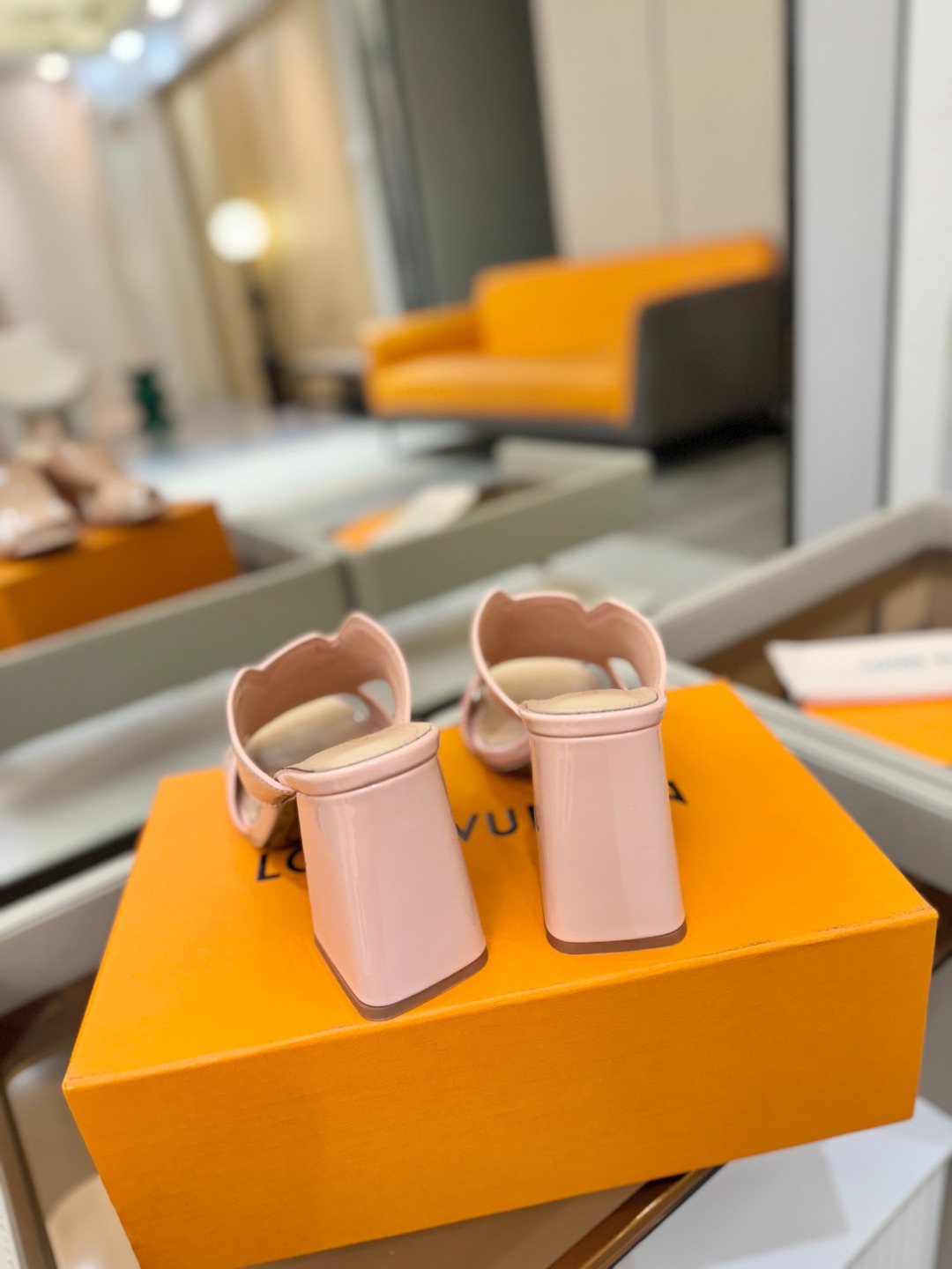 、【代购级】、Louis Vuitton 巴黎时装走秀早春系列！独家版本、完美楦型、中跟拖鞋🆕、Lv压花