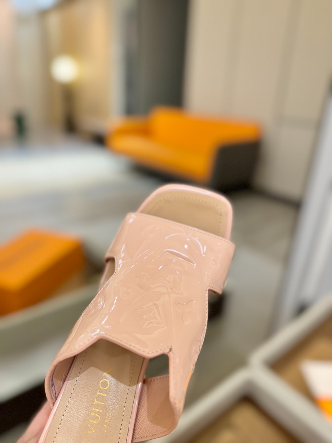 、【代购级】、Louis Vuitton 巴黎时装走秀早春系列！独家版本、完美楦型、中跟拖鞋🆕、Lv压花