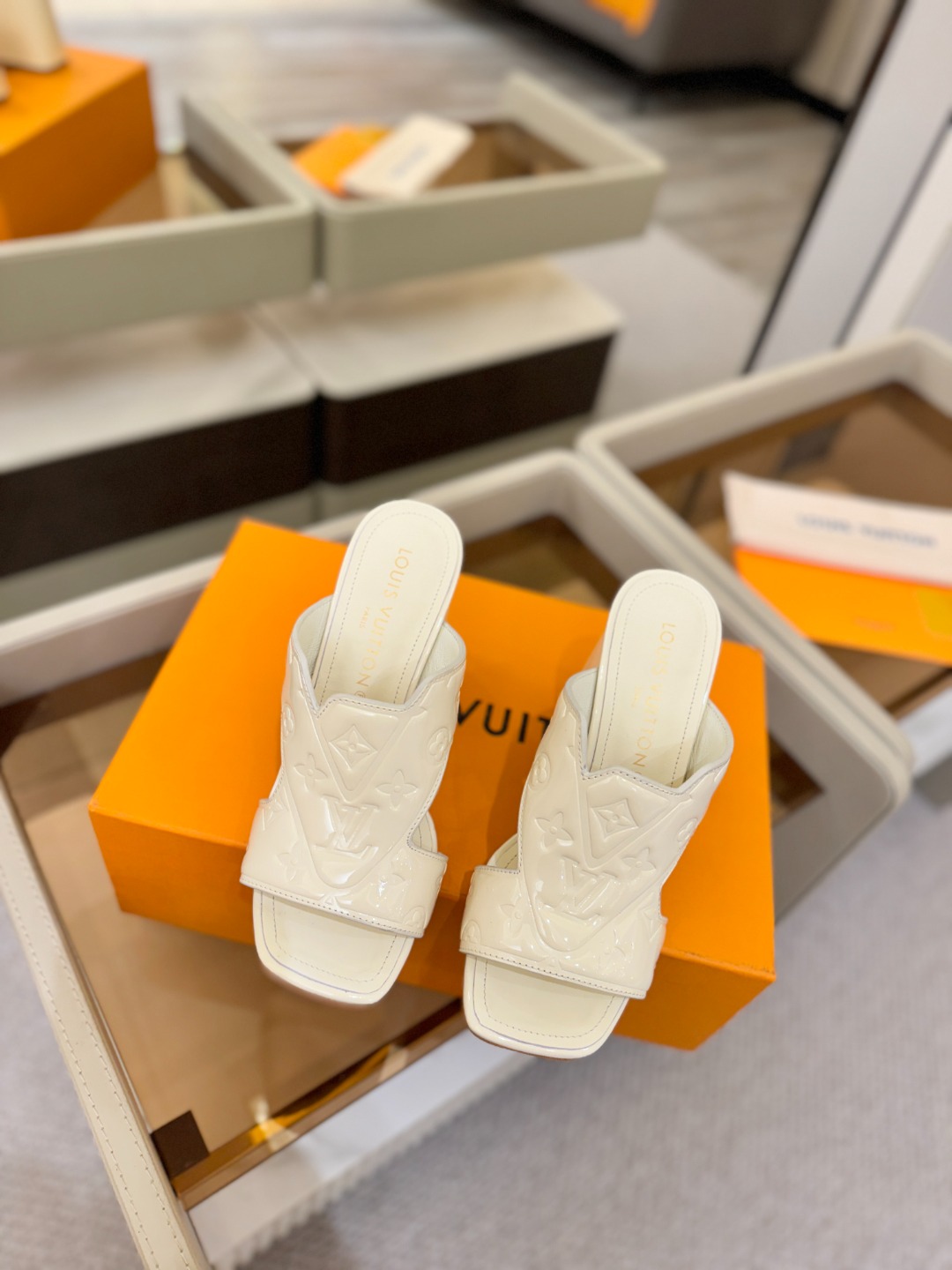 、【代购级】、Louis Vuitton 巴黎时装走秀早春系列！独家版本、完美楦型、中跟拖鞋🆕、Lv压花