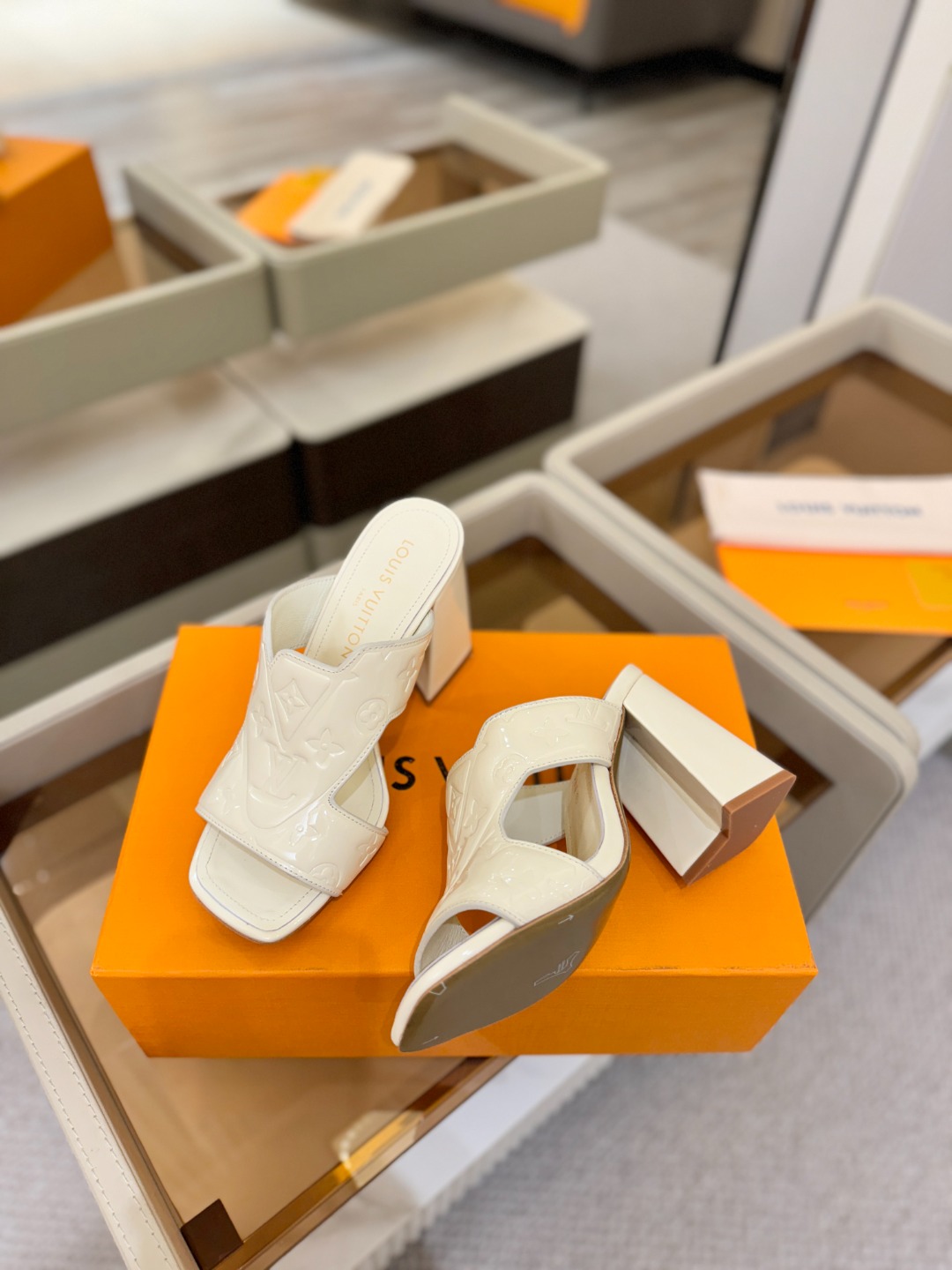 、【代购级】、Louis Vuitton 巴黎时装走秀早春系列！独家版本、完美楦型、中跟拖鞋🆕、Lv压花