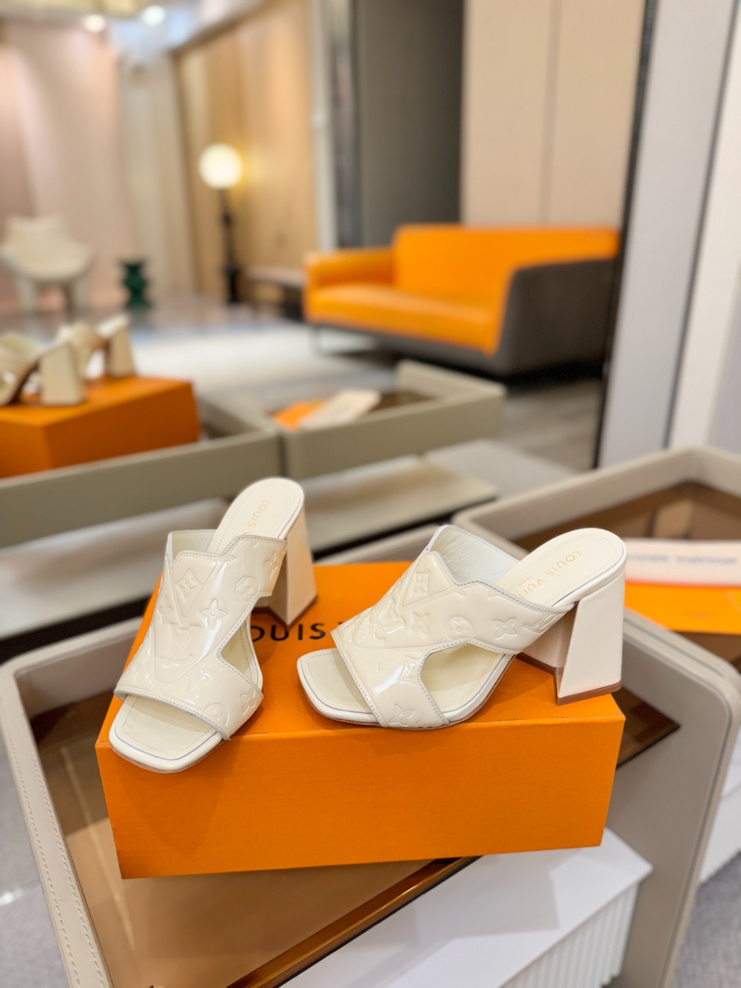 、【代购级】、Louis Vuitton 巴黎时装走秀早春系列！独家版本、完美楦型、中跟拖鞋🆕、Lv压花