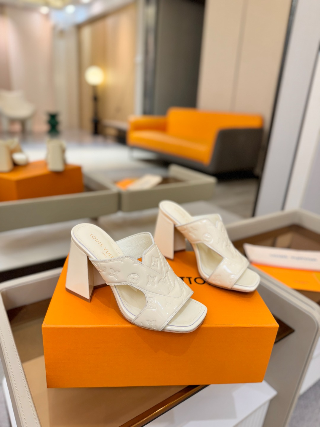 、【代购级】、Louis Vuitton 巴黎时装走秀早春系列！独家版本、完美楦型、中跟拖鞋🆕、Lv压花