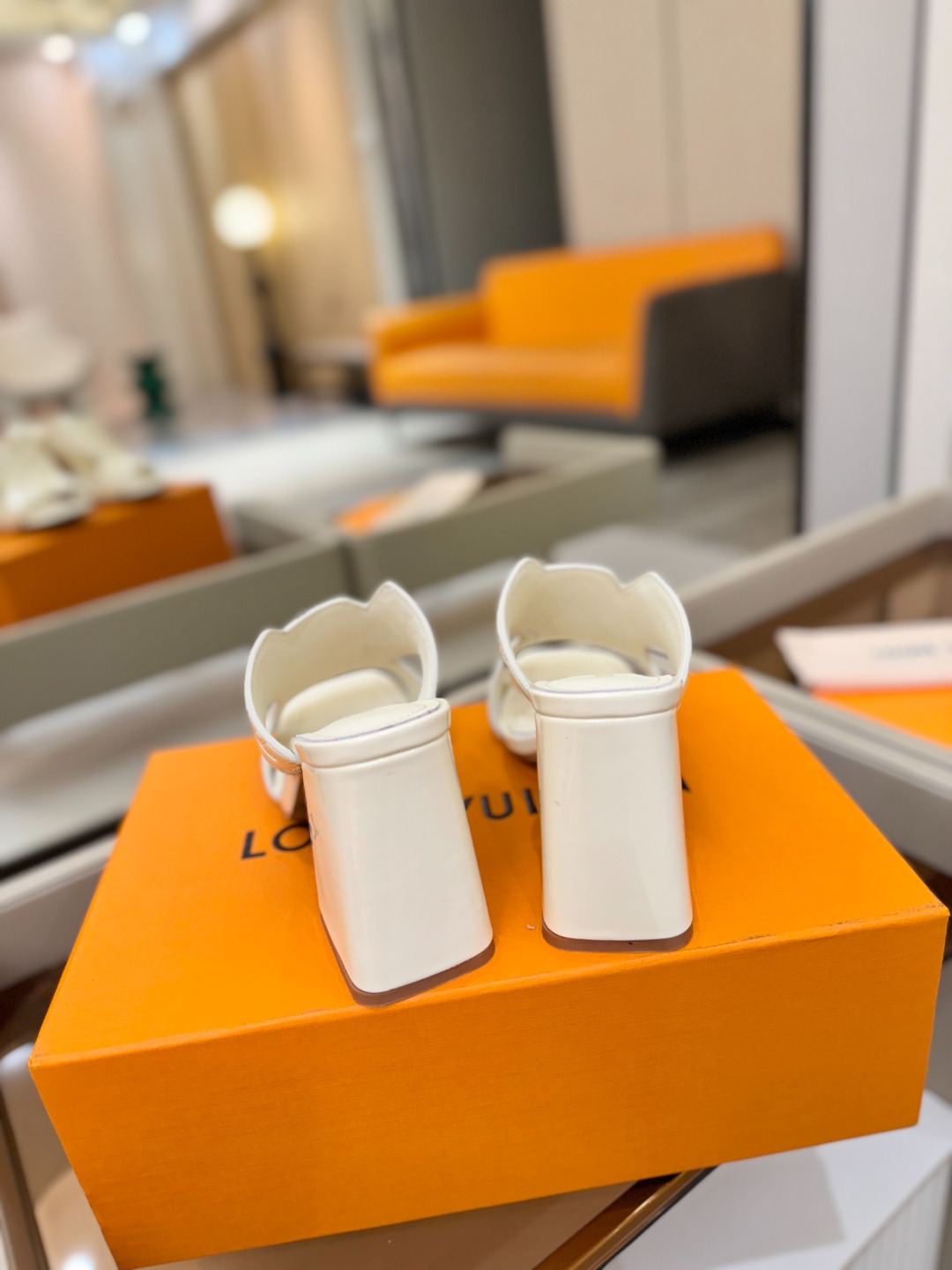 、【代购级】、Louis Vuitton 巴黎时装走秀早春系列！独家版本、完美楦型、中跟拖鞋🆕、Lv压花