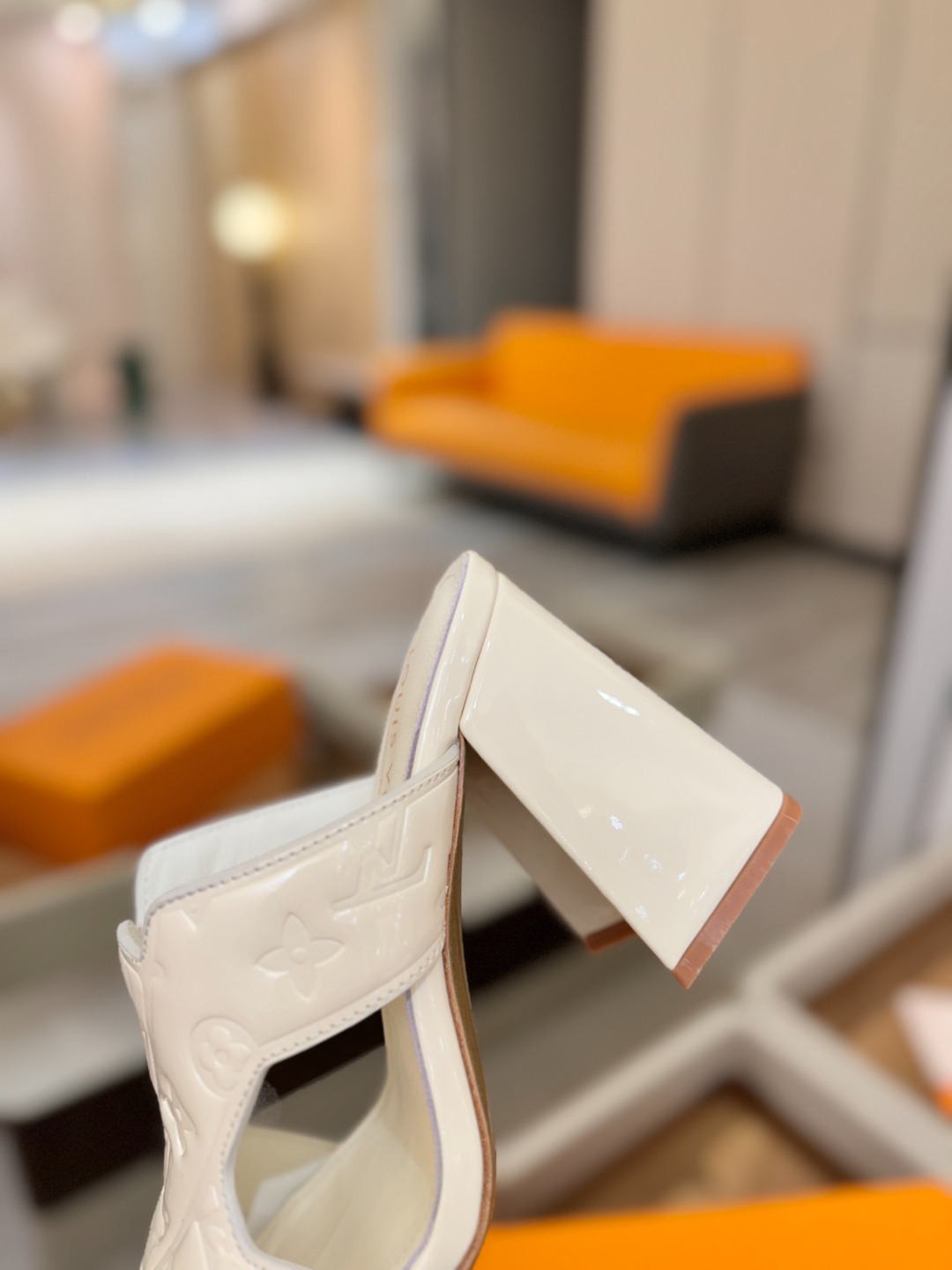 、【代购级】、Louis Vuitton 巴黎时装走秀早春系列！独家版本、完美楦型、中跟拖鞋🆕、Lv压花