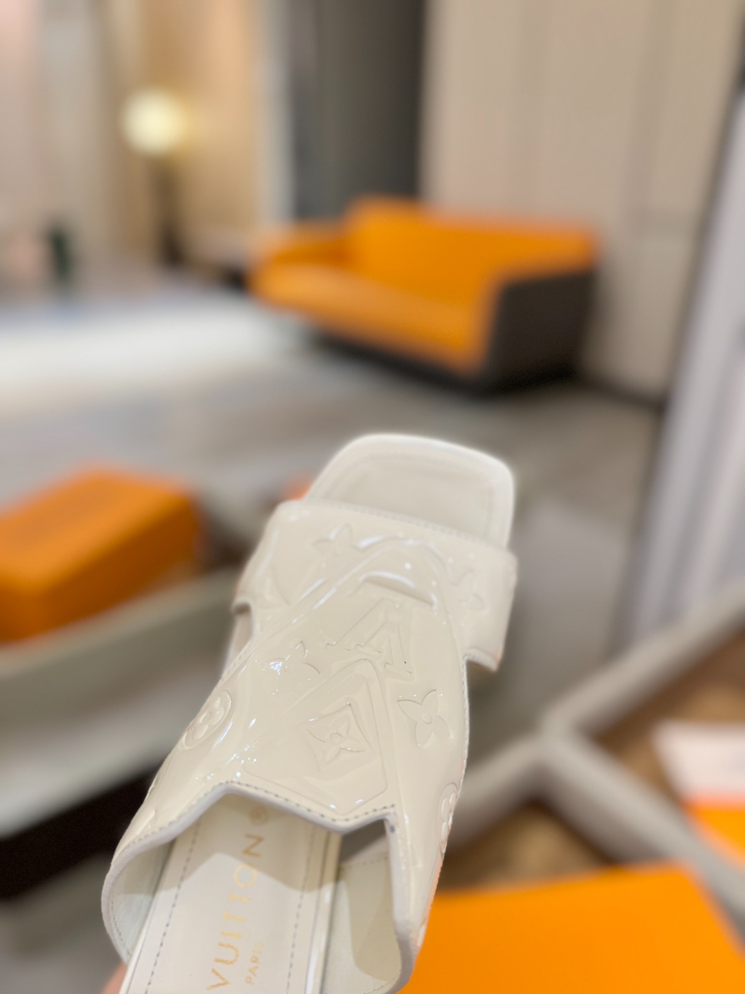 、【代购级】、Louis Vuitton 巴黎时装走秀早春系列！独家版本、完美楦型、中跟拖鞋🆕、Lv压花