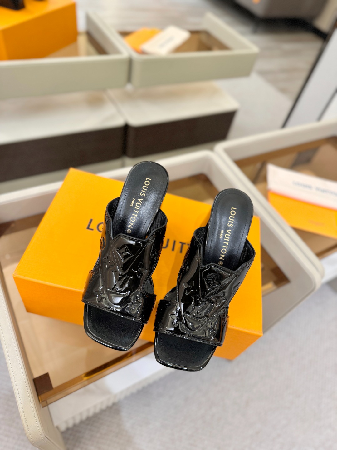 、【代购级】、Louis Vuitton 巴黎时装走秀早春系列！独家版本、完美楦型、中跟拖鞋🆕、Lv压花