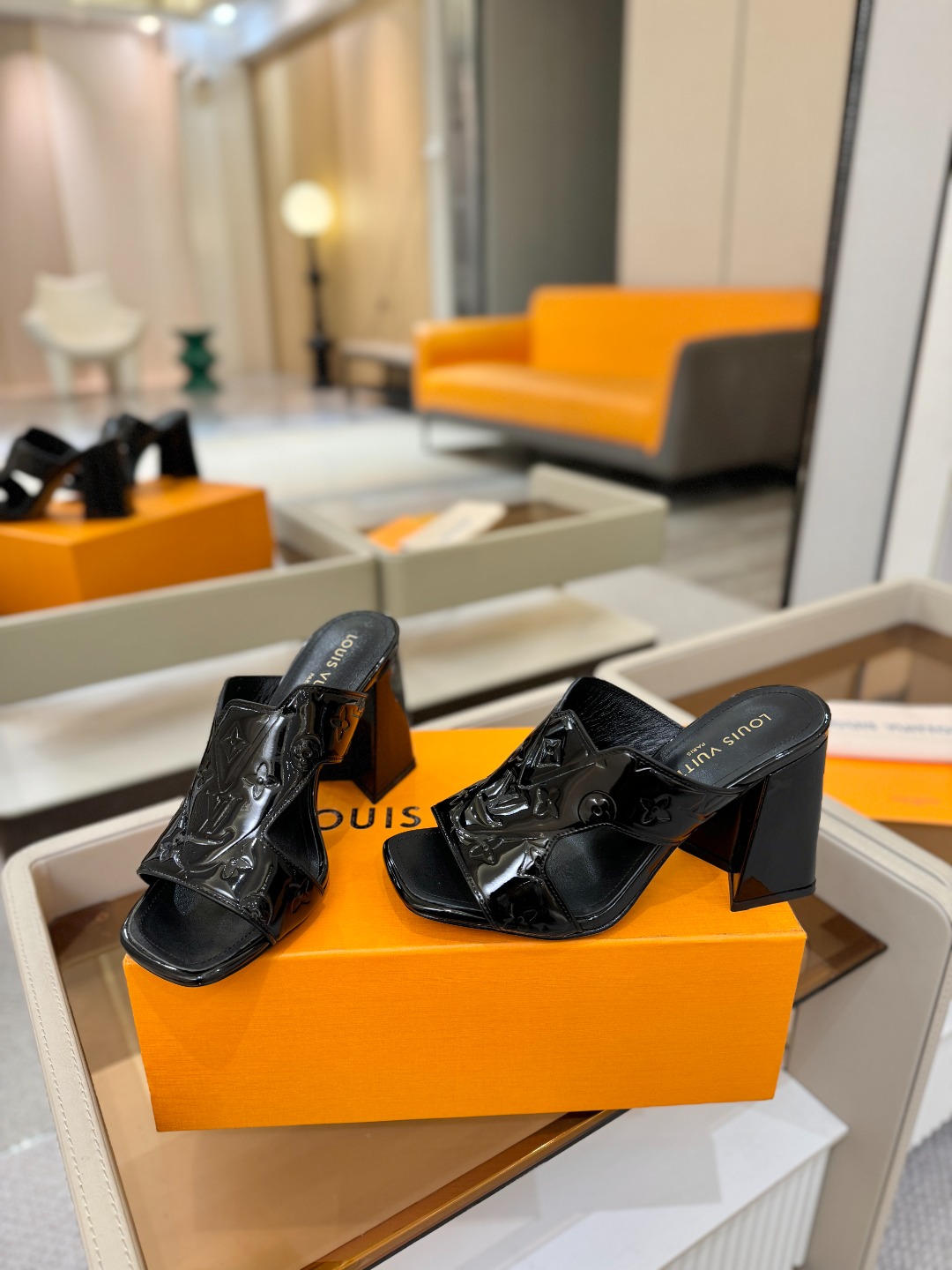 、【代购级】、Louis Vuitton 巴黎时装走秀早春系列！独家版本、完美楦型、中跟拖鞋🆕、Lv压花