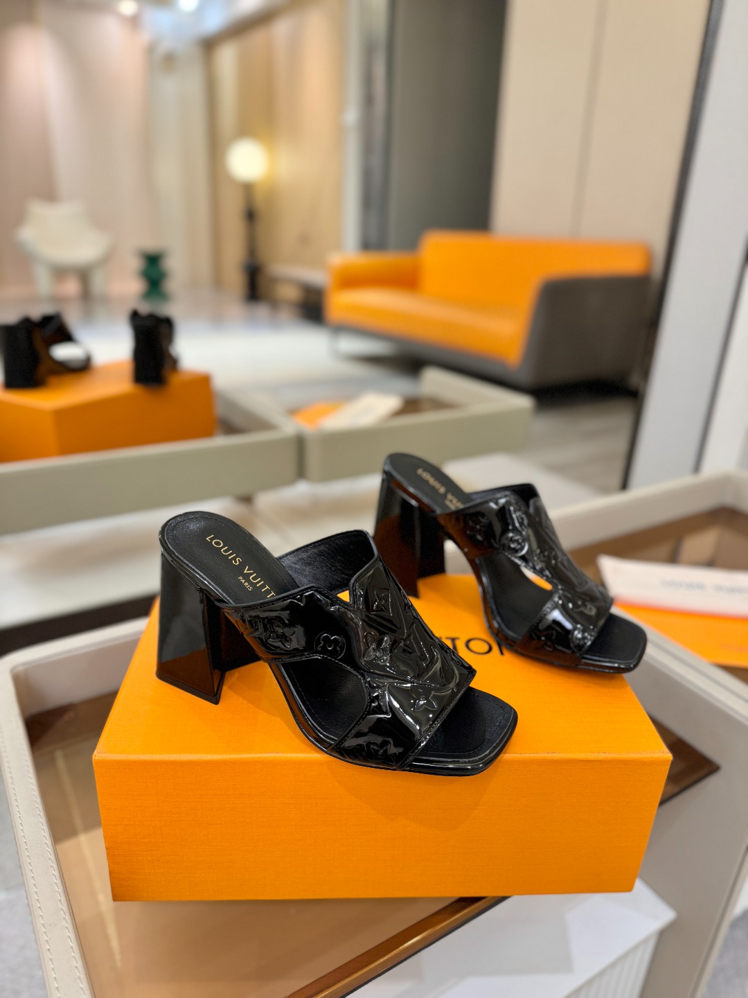 、【代购级】、Louis Vuitton 巴黎时装走秀早春系列！独家版本、完美楦型、中跟拖鞋🆕、Lv压花