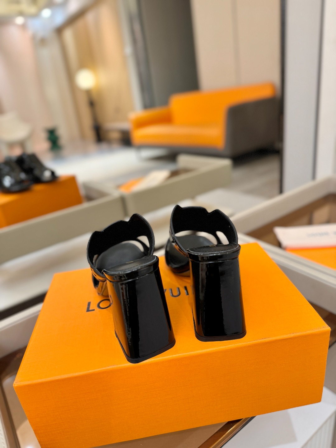 、【代购级】、Louis Vuitton 巴黎时装走秀早春系列！独家版本、完美楦型、中跟拖鞋🆕、Lv压花