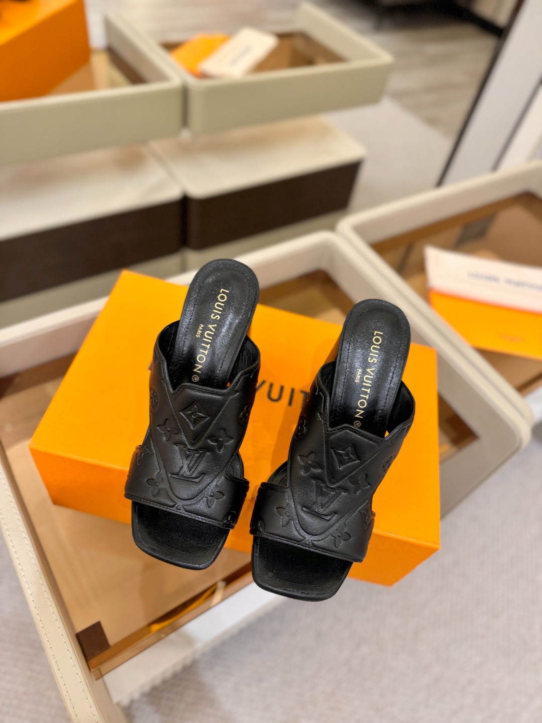 、【代购级】、Louis Vuitton 巴黎时装走秀早春系列！独家版本、完美楦型、中跟拖鞋🆕、Lv压花