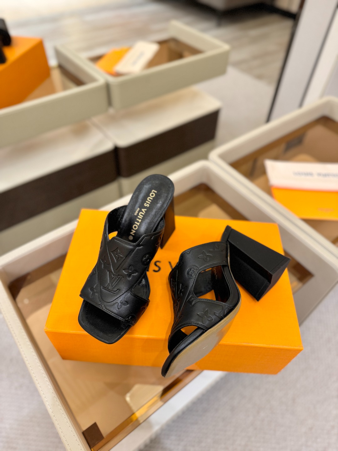 、【代购级】、Louis Vuitton 巴黎时装走秀早春系列！独家版本、完美楦型、中跟拖鞋🆕、Lv压花