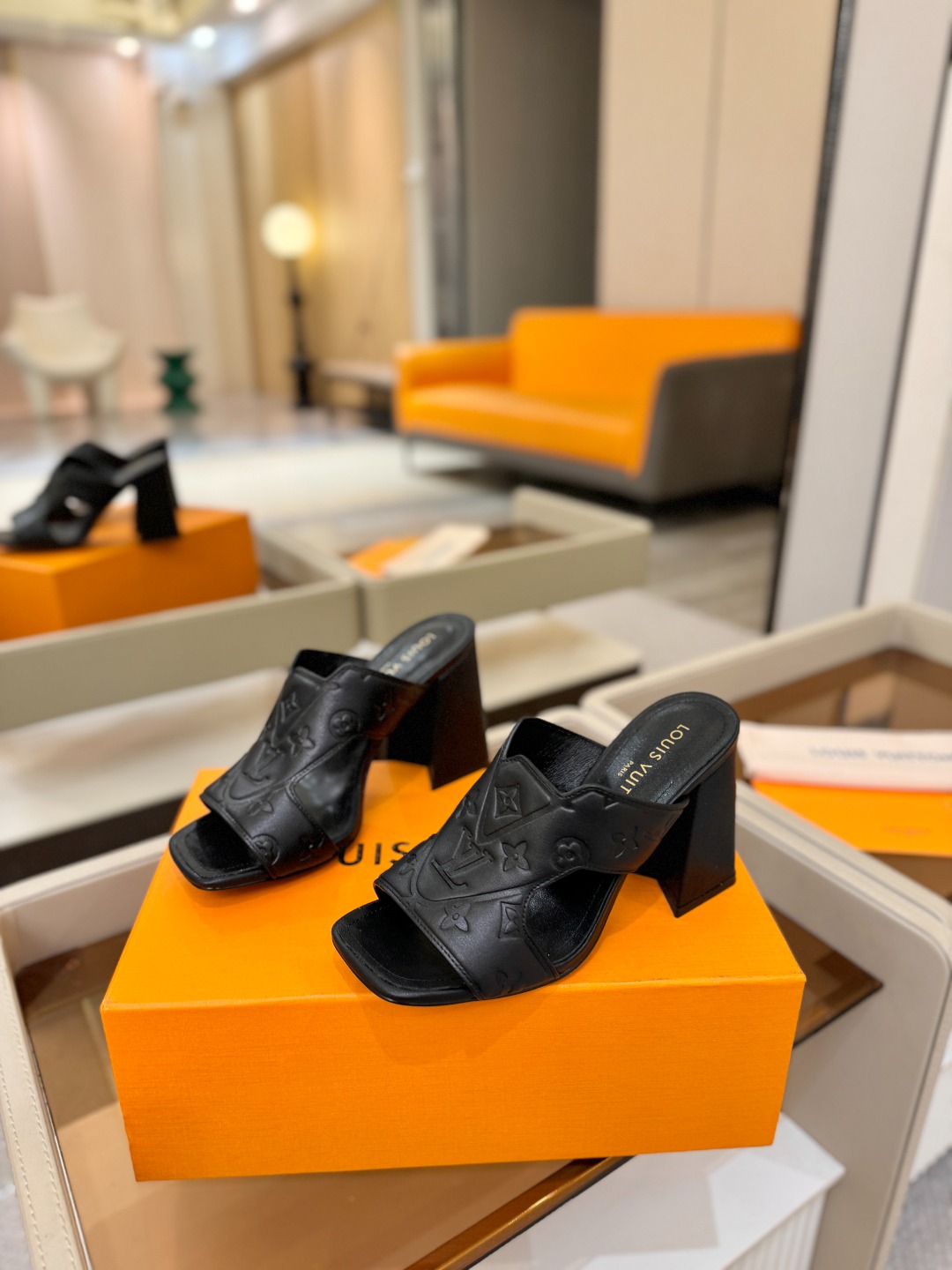 、【代购级】、Louis Vuitton 巴黎时装走秀早春系列！独家版本、完美楦型、中跟拖鞋🆕、Lv压花