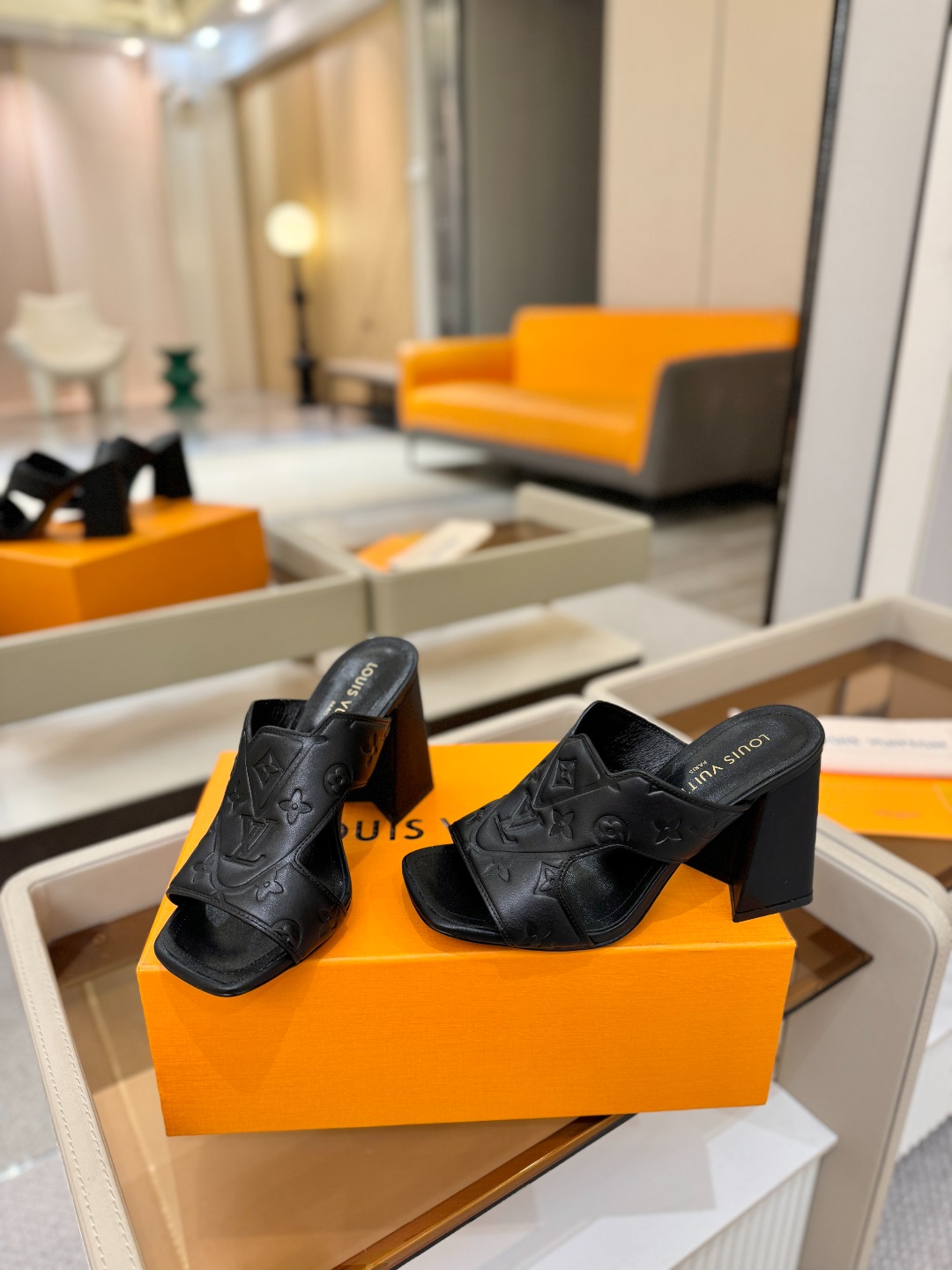 、【代购级】、Louis Vuitton 巴黎时装走秀早春系列！独家版本、完美楦型、中跟拖鞋🆕、Lv压花