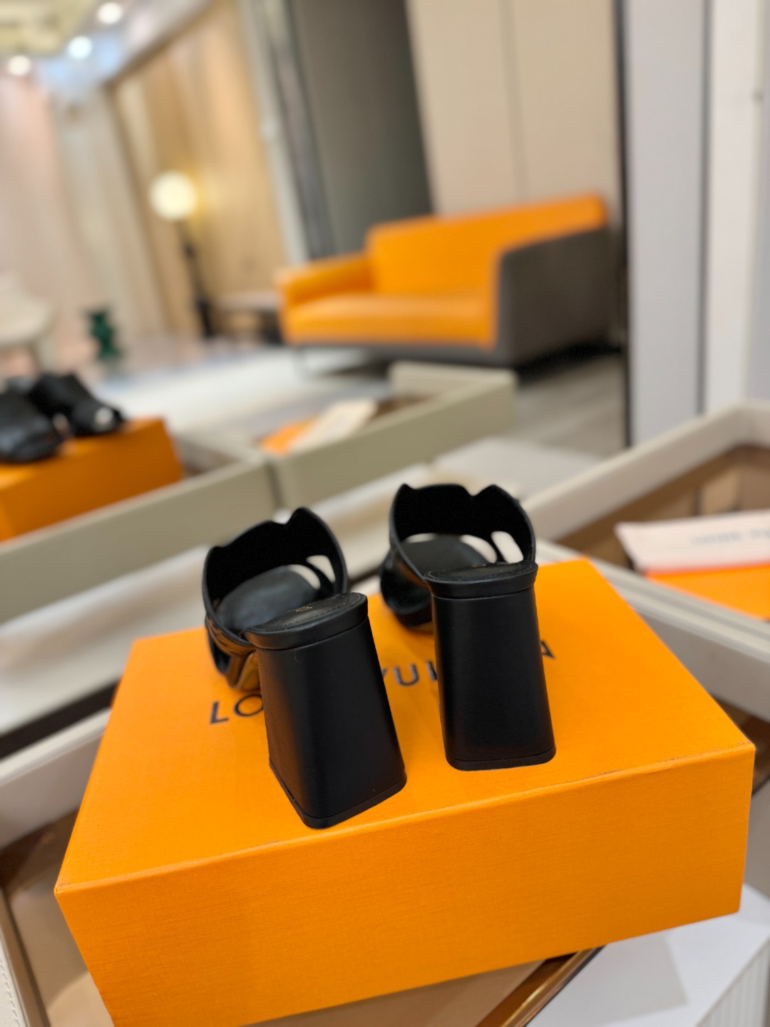 、【代购级】、Louis Vuitton 巴黎时装走秀早春系列！独家版本、完美楦型、中跟拖鞋🆕、Lv压花