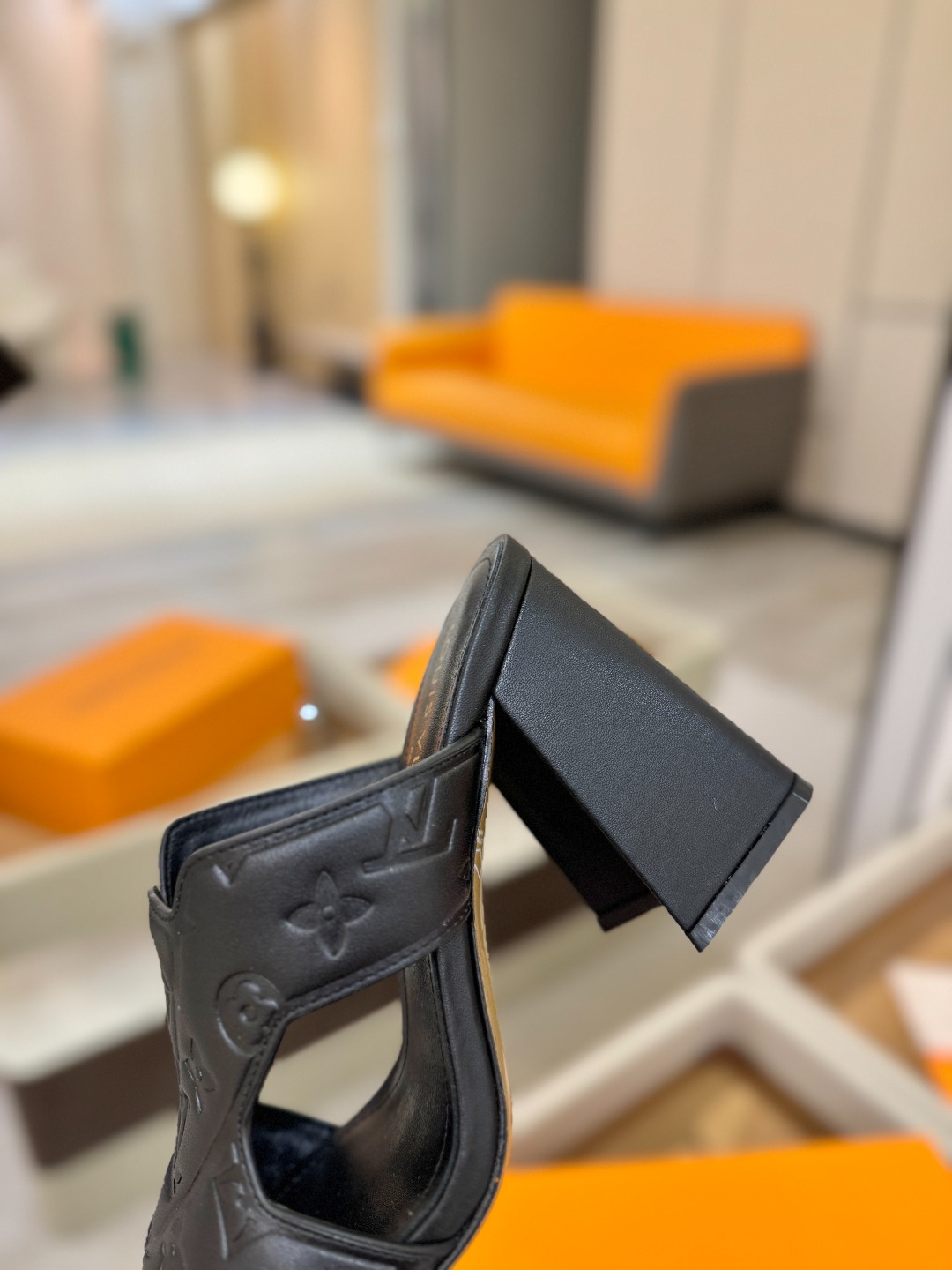 、【代购级】、Louis Vuitton 巴黎时装走秀早春系列！独家版本、完美楦型、中跟拖鞋🆕、Lv压花