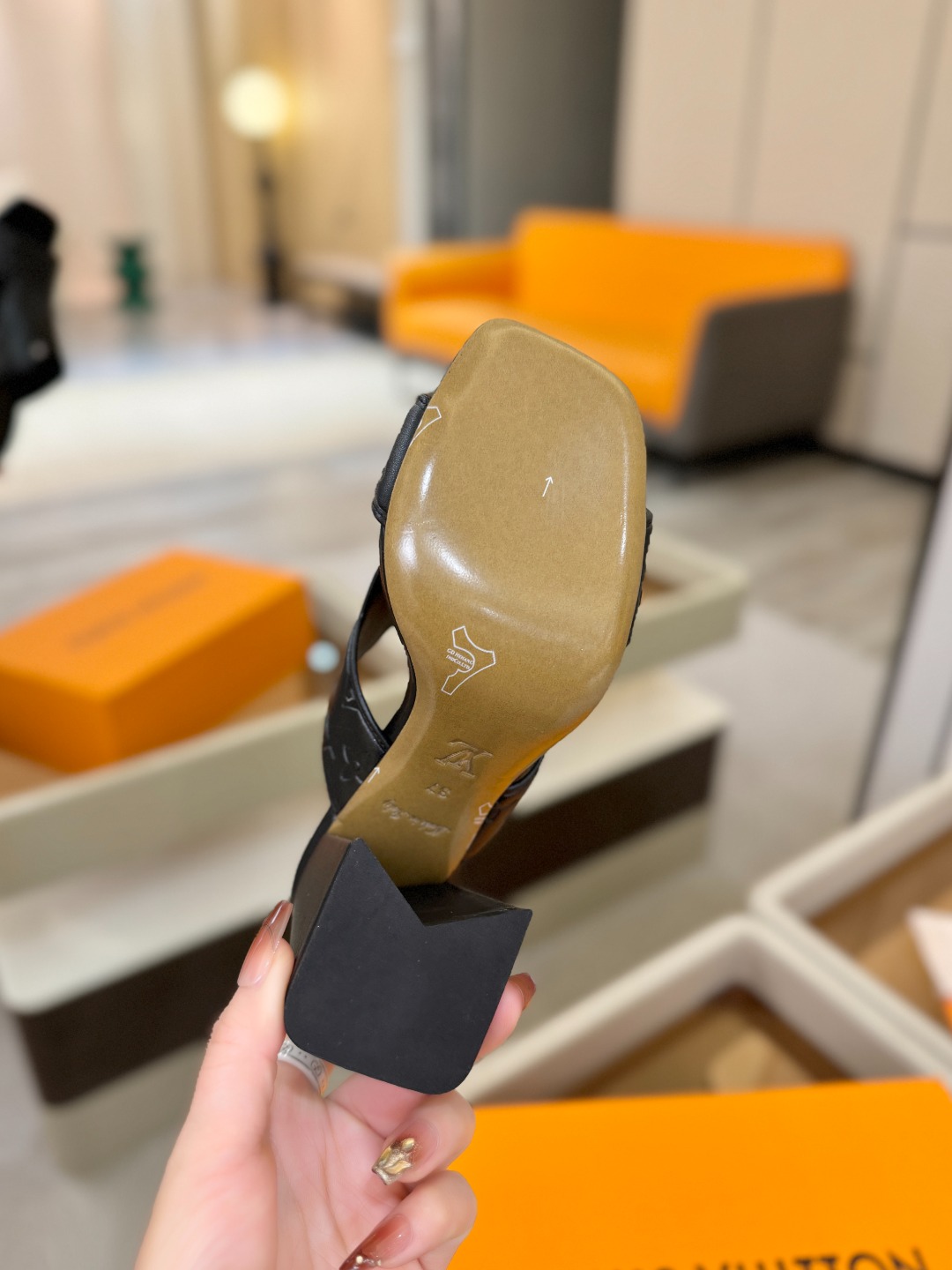 、【代购级】、Louis Vuitton 巴黎时装走秀早春系列！独家版本、完美楦型、中跟拖鞋🆕、Lv压花