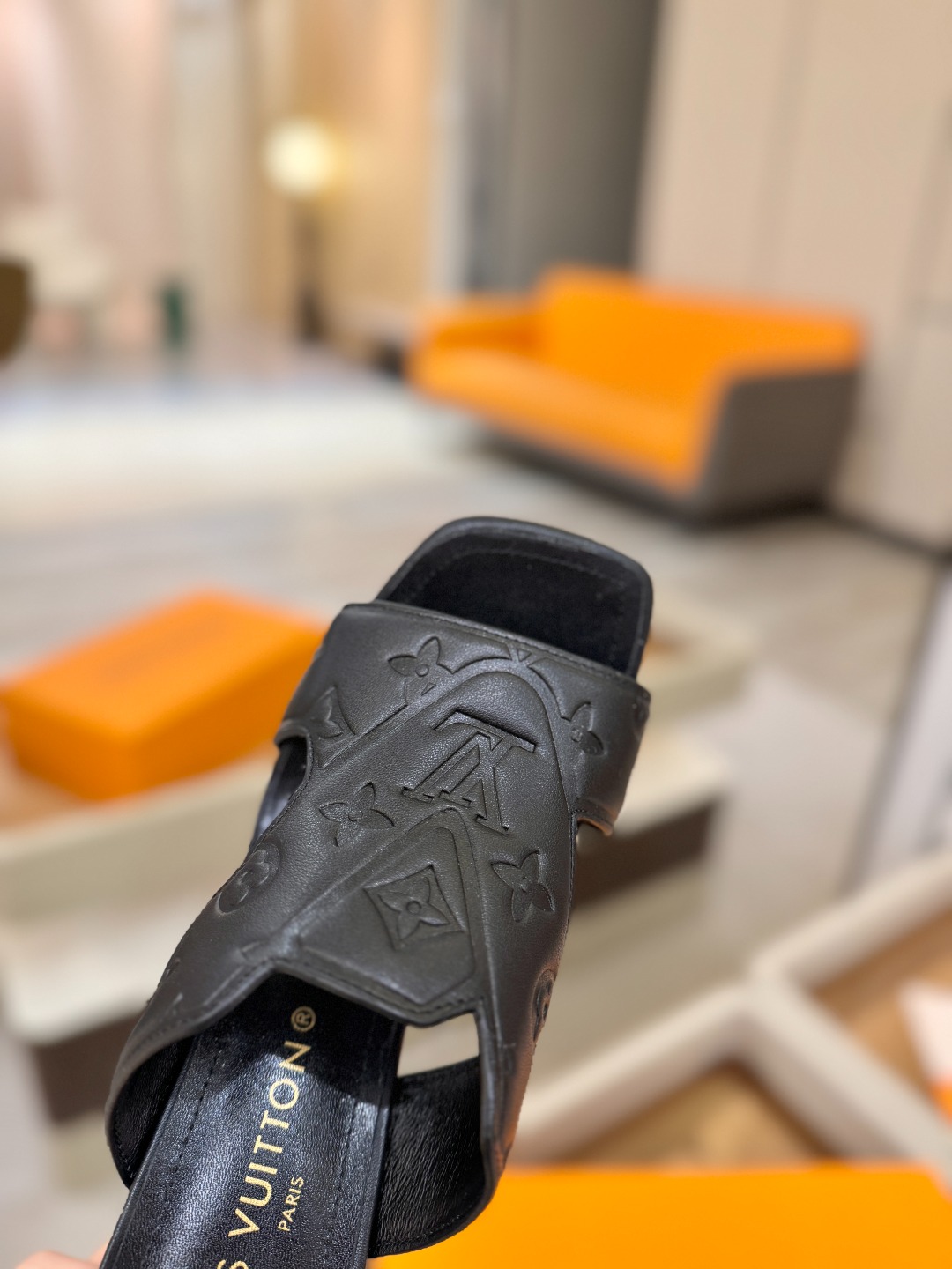 、【代购级】、Louis Vuitton 巴黎时装走秀早春系列！独家版本、完美楦型、中跟拖鞋🆕、Lv压花