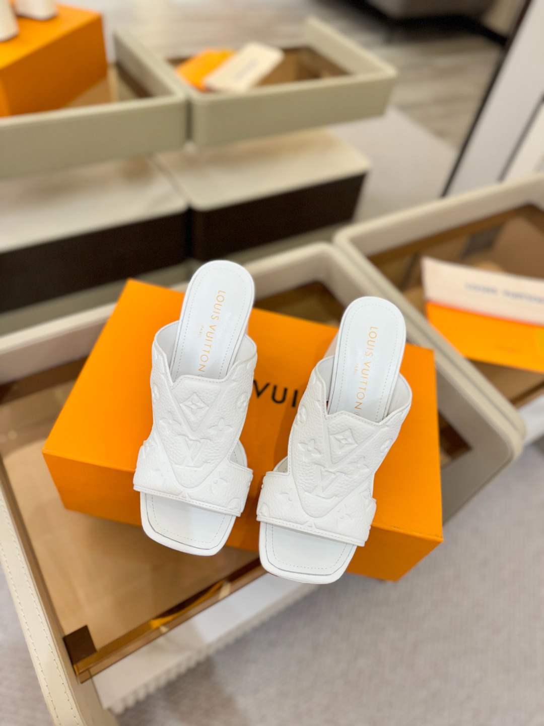 、【代购级】、Louis Vuitton 巴黎时装走秀早春系列！独家版本、完美楦型、中跟拖鞋🆕、Lv压花