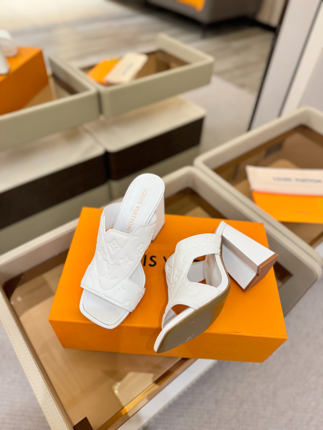 、【代购级】、Louis Vuitton 巴黎时装走秀早春系列！独家版本、完美楦型、中跟拖鞋🆕、Lv压花