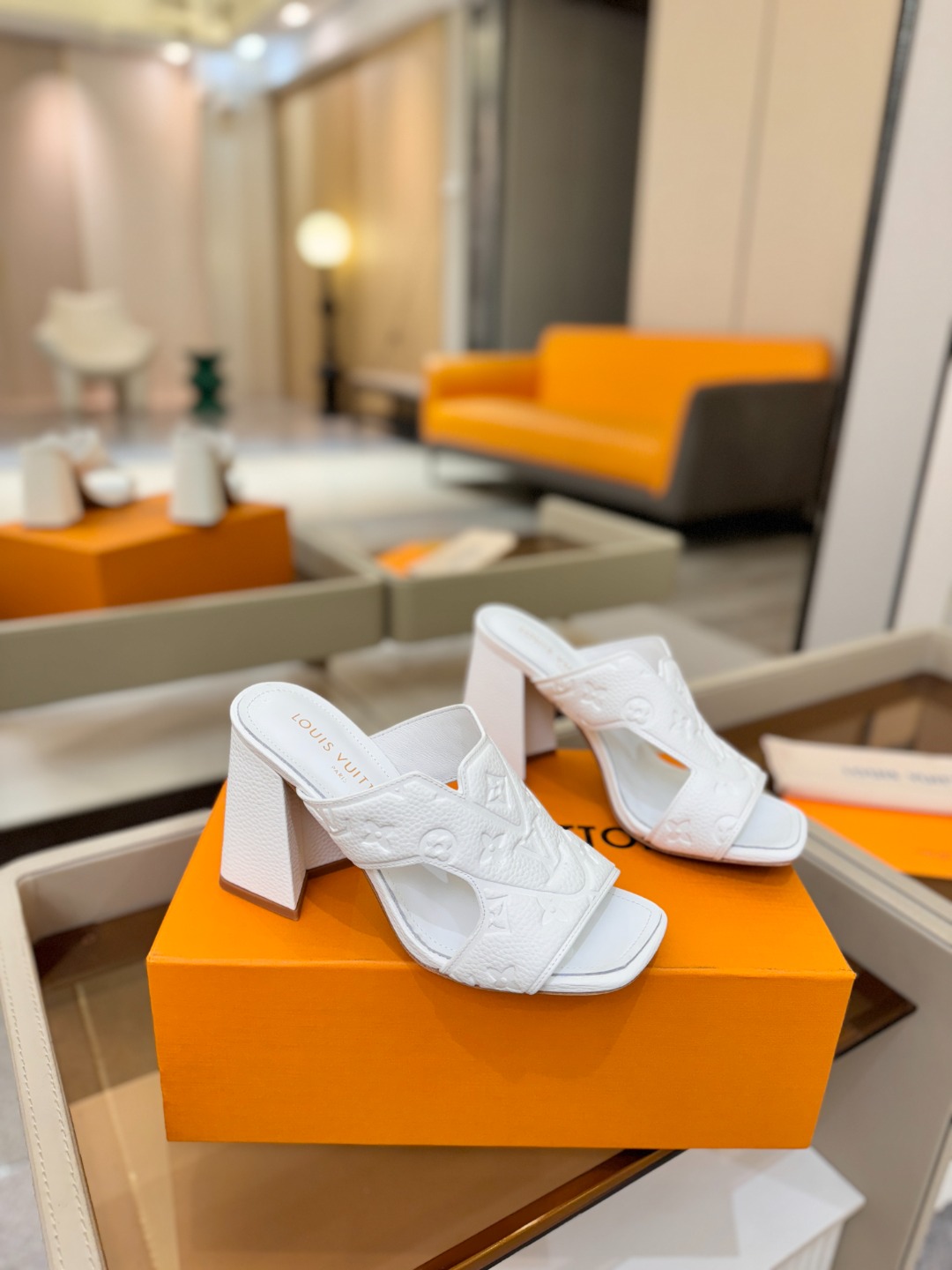 、【代购级】、Louis Vuitton 巴黎时装走秀早春系列！独家版本、完美楦型、中跟拖鞋🆕、Lv压花