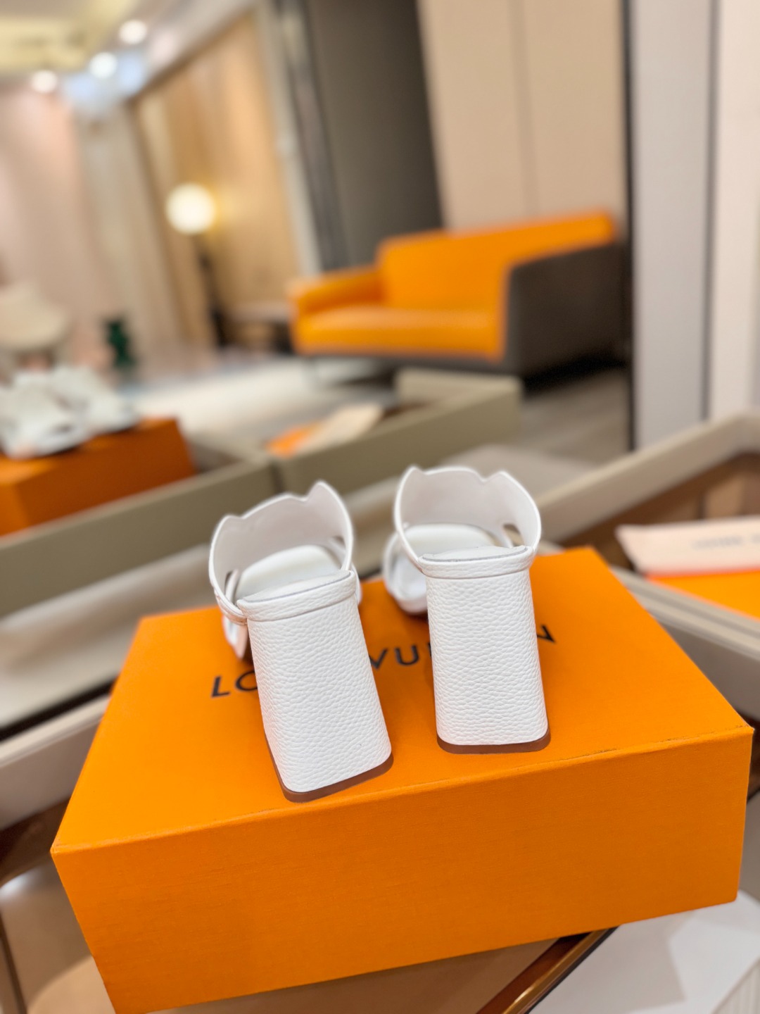 、【代购级】、Louis Vuitton 巴黎时装走秀早春系列！独家版本、完美楦型、中跟拖鞋🆕、Lv压花