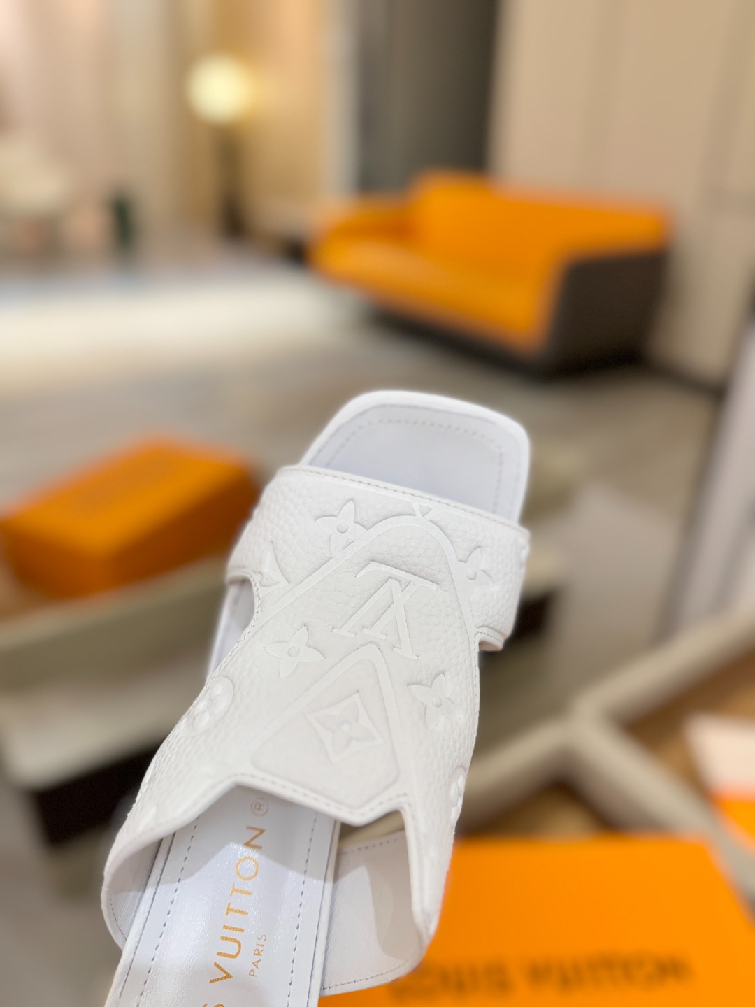 、【代购级】、Louis Vuitton 巴黎时装走秀早春系列！独家版本、完美楦型、中跟拖鞋🆕、Lv压花