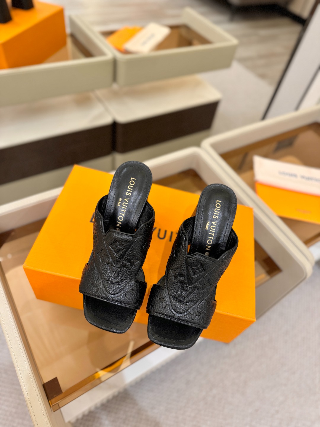 、【代购级】、Louis Vuitton 巴黎时装走秀早春系列！独家版本、完美楦型、中跟拖鞋🆕、Lv压花