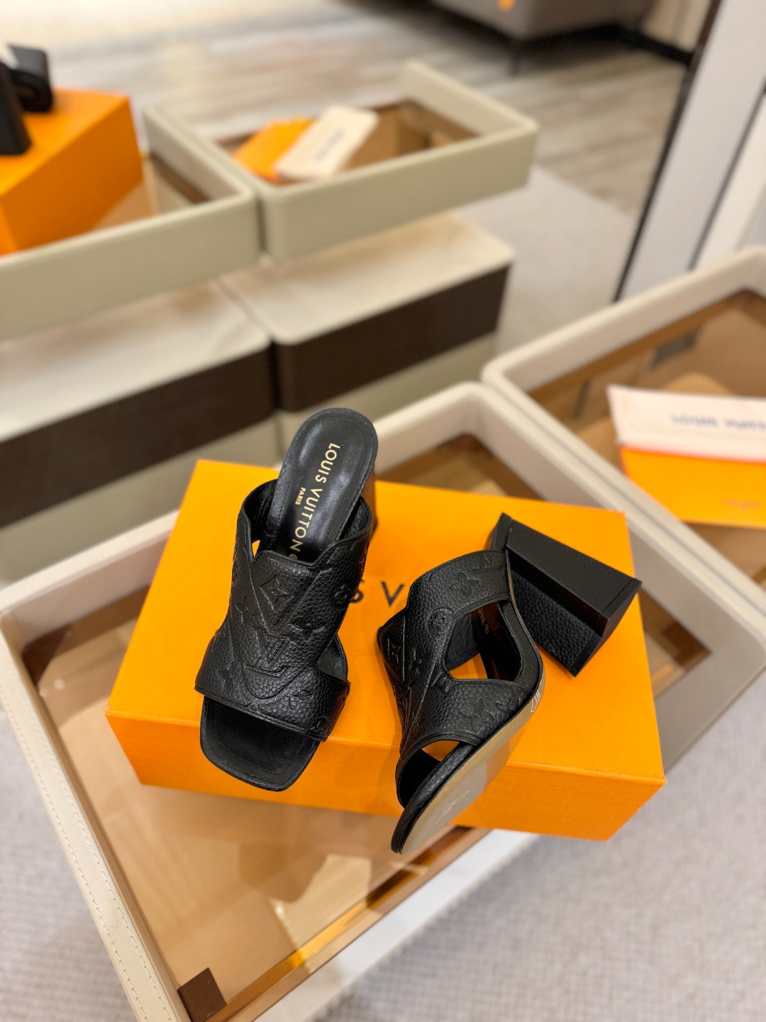 、【代购级】、Louis Vuitton 巴黎时装走秀早春系列！独家版本、完美楦型、中跟拖鞋🆕、Lv压花