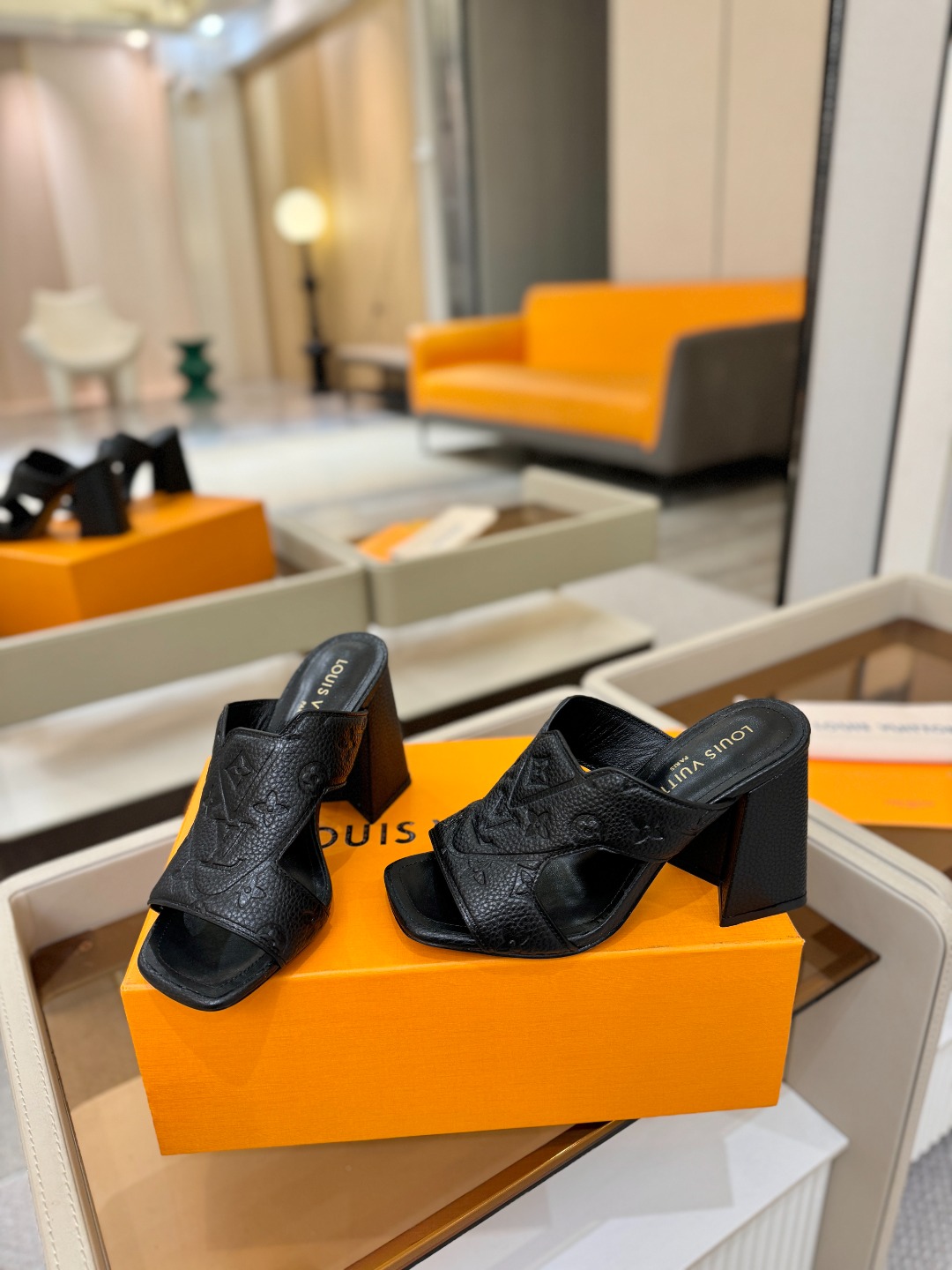 、【代购级】、Louis Vuitton 巴黎时装走秀早春系列！独家版本、完美楦型、中跟拖鞋🆕、Lv压花