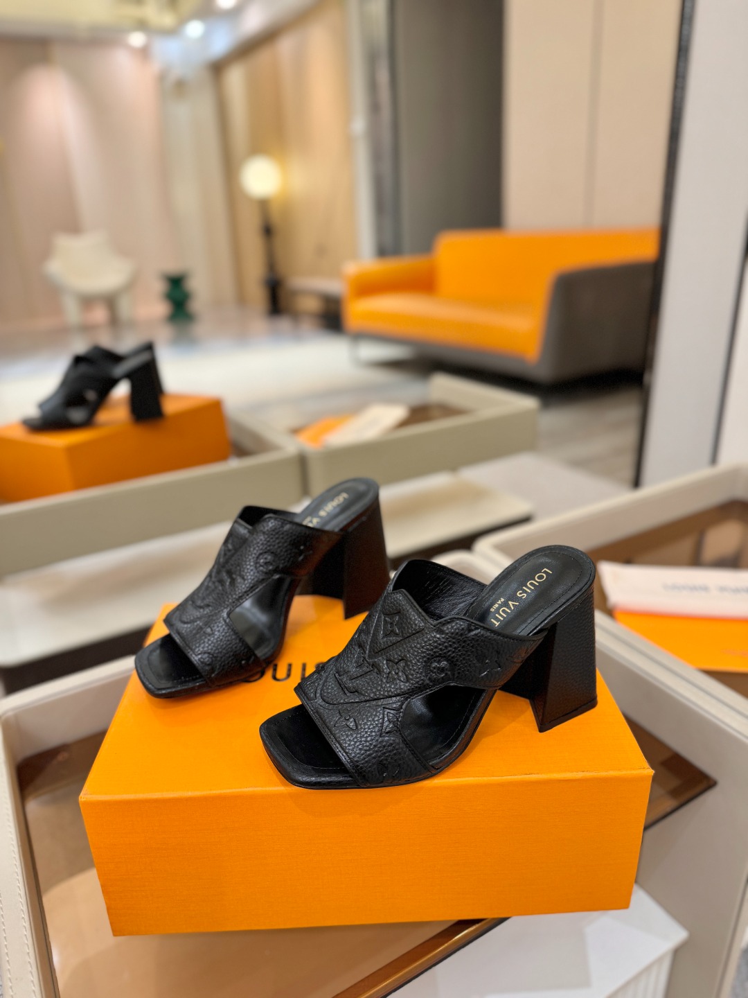 、【代购级】、Louis Vuitton 巴黎时装走秀早春系列！独家版本、完美楦型、中跟拖鞋🆕、Lv压花