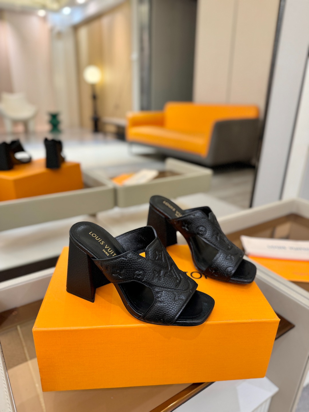 、【代购级】、Louis Vuitton 巴黎时装走秀早春系列！独家版本、完美楦型、中跟拖鞋🆕、Lv压花