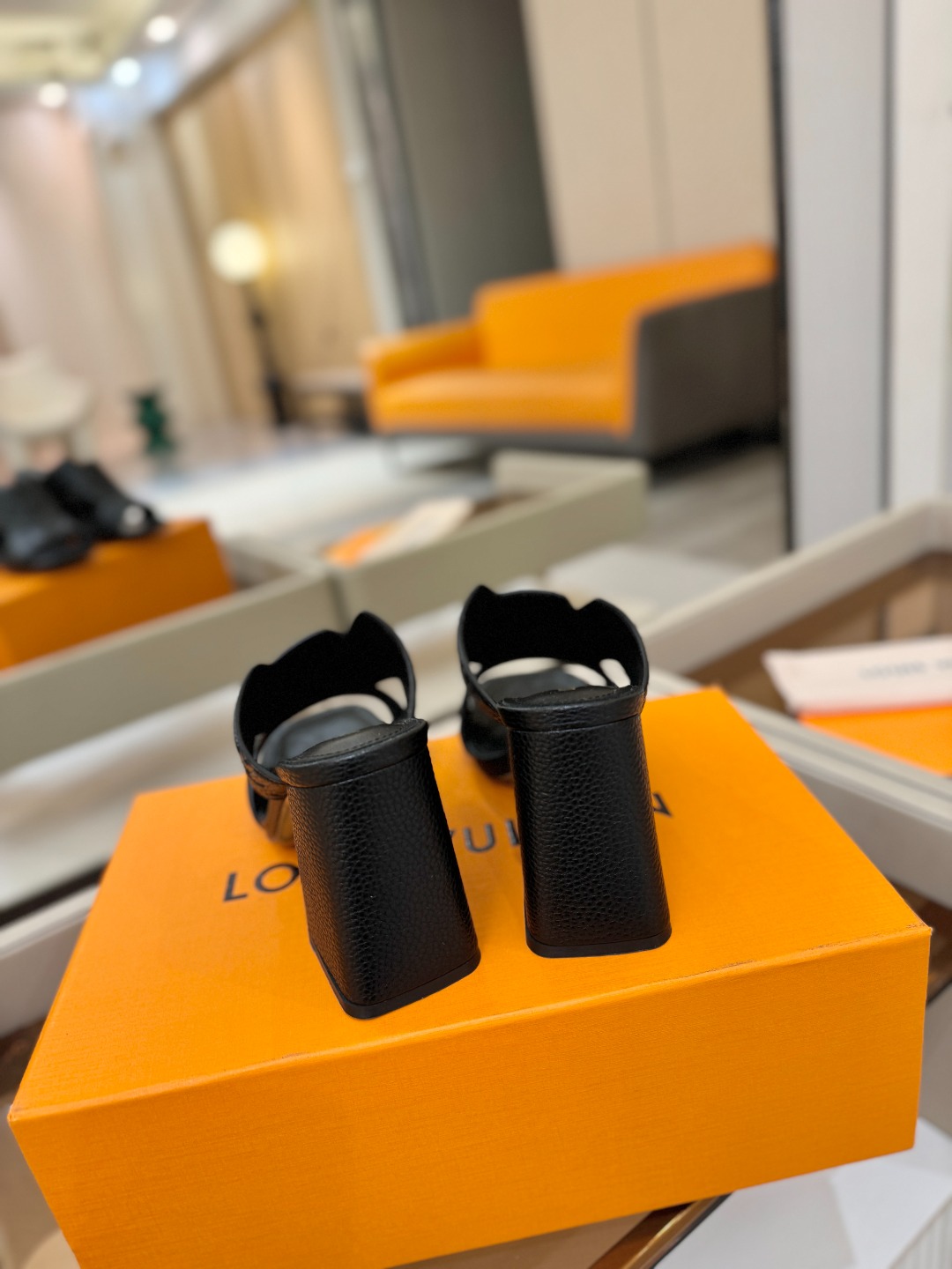 、【代购级】、Louis Vuitton 巴黎时装走秀早春系列！独家版本、完美楦型、中跟拖鞋🆕、Lv压花