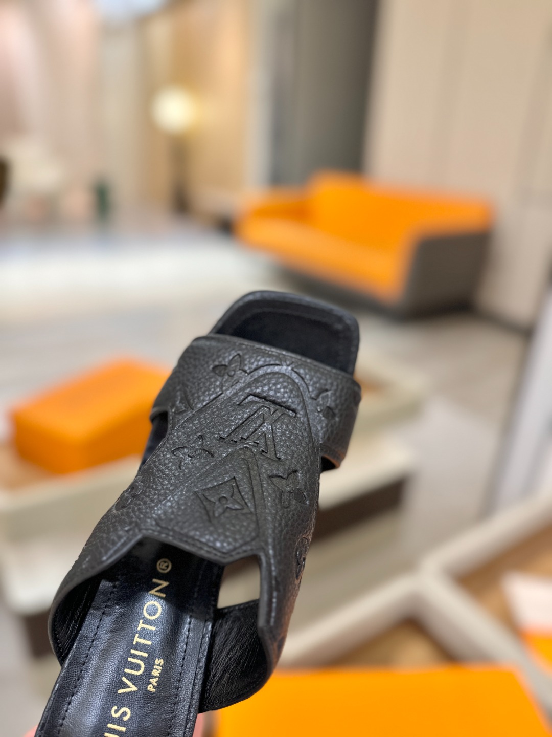 、【代购级】、Louis Vuitton 巴黎时装走秀早春系列！独家版本、完美楦型、中跟拖鞋🆕、Lv压花