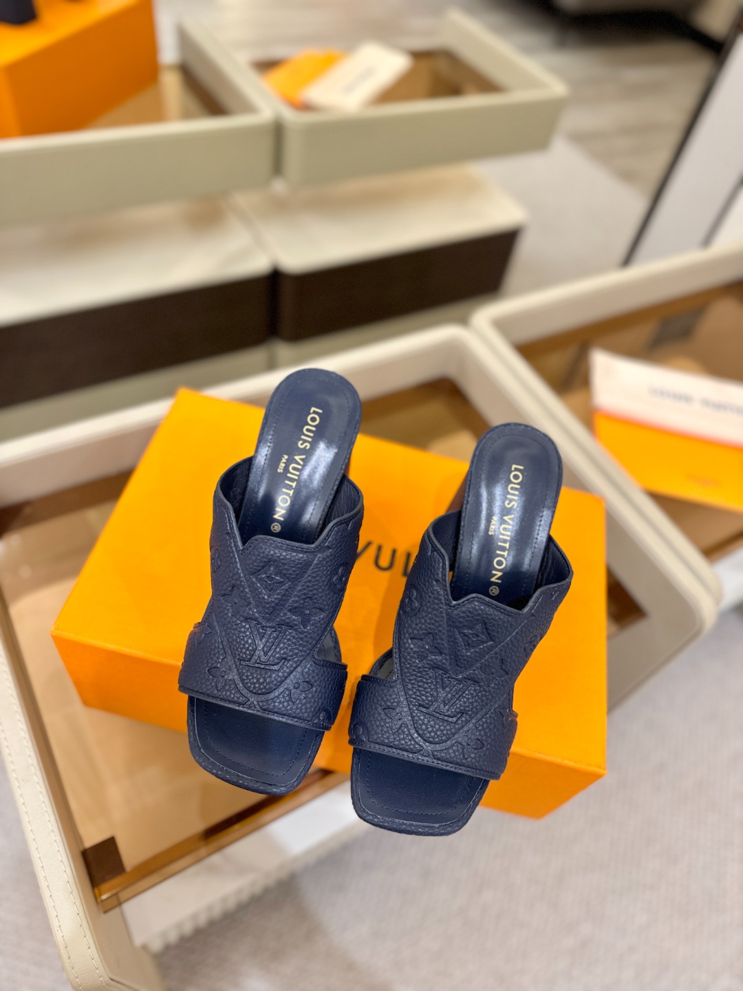 、【代购级】、Louis Vuitton 巴黎时装走秀早春系列！独家版本、完美楦型、中跟拖鞋🆕、Lv压花