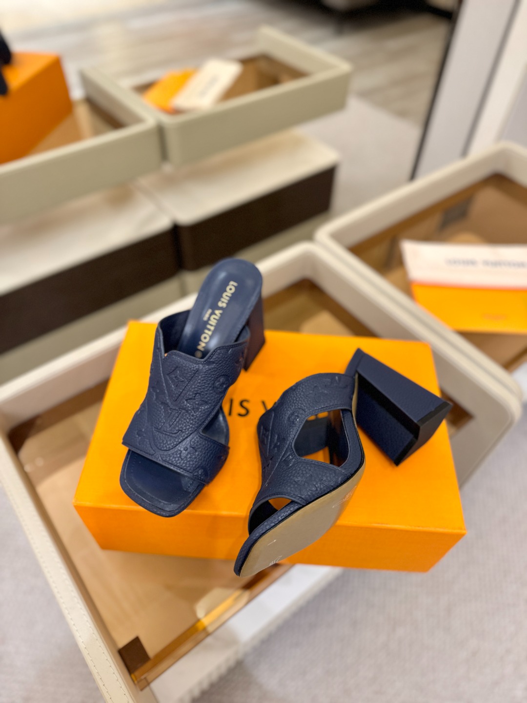 、【代购级】、Louis Vuitton 巴黎时装走秀早春系列！独家版本、完美楦型、中跟拖鞋🆕、Lv压花