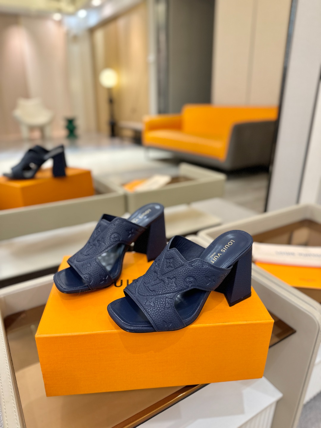 、【代购级】、Louis Vuitton 巴黎时装走秀早春系列！独家版本、完美楦型、中跟拖鞋🆕、Lv压花