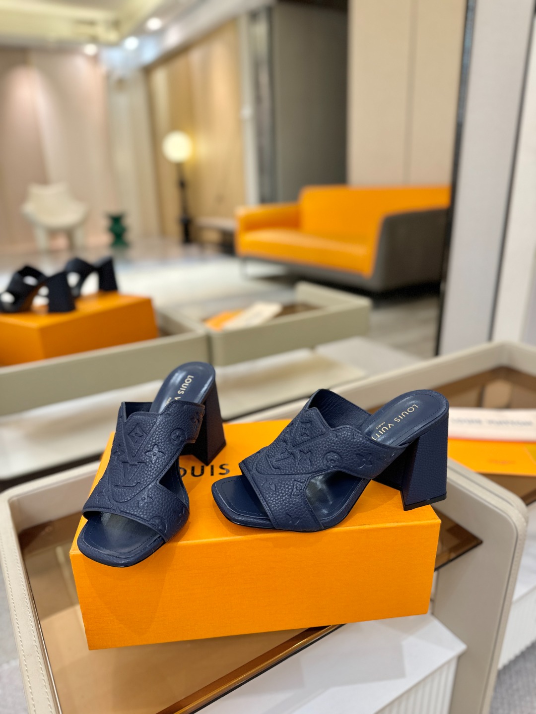 、【代购级】、Louis Vuitton 巴黎时装走秀早春系列！独家版本、完美楦型、中跟拖鞋🆕、Lv压花