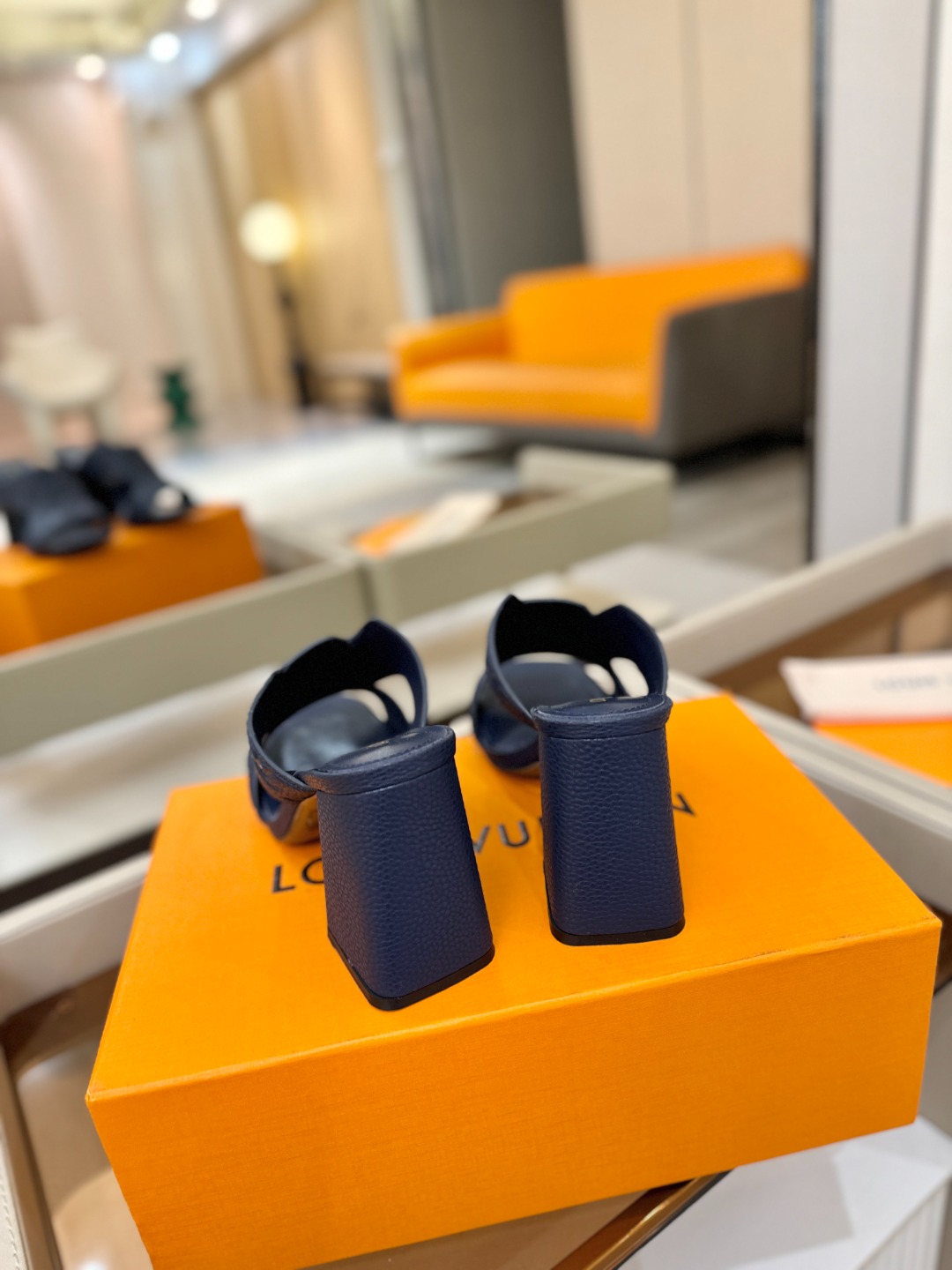 、【代购级】、Louis Vuitton 巴黎时装走秀早春系列！独家版本、完美楦型、中跟拖鞋🆕、Lv压花