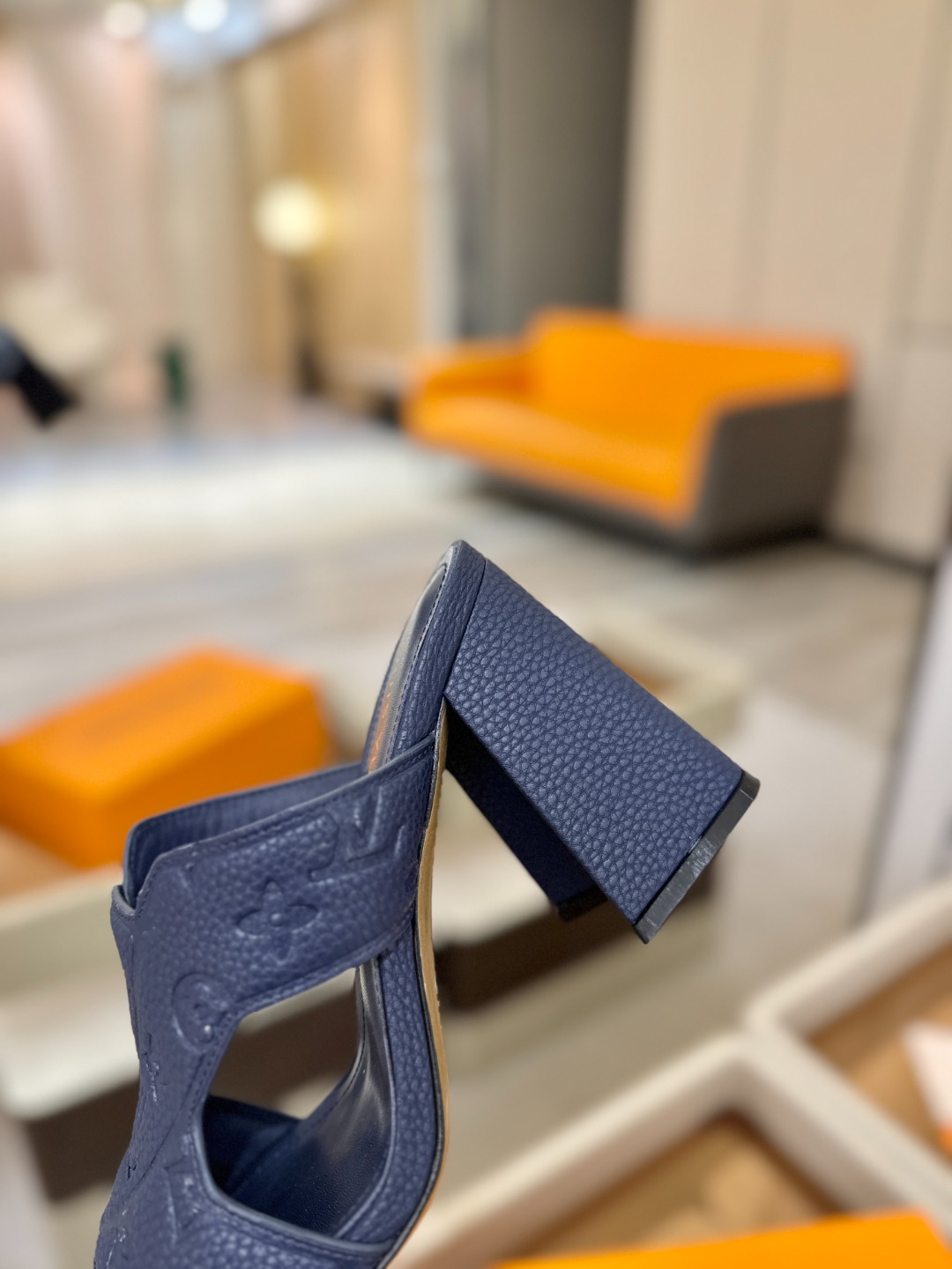 、【代购级】、Louis Vuitton 巴黎时装走秀早春系列！独家版本、完美楦型、中跟拖鞋🆕、Lv压花