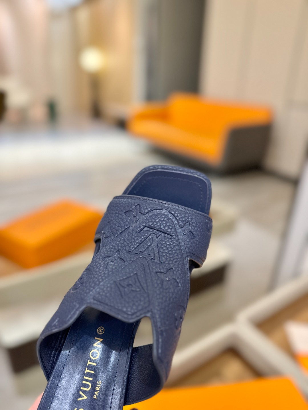 、【代购级】、Louis Vuitton 巴黎时装走秀早春系列！独家版本、完美楦型、中跟拖鞋🆕、Lv压花