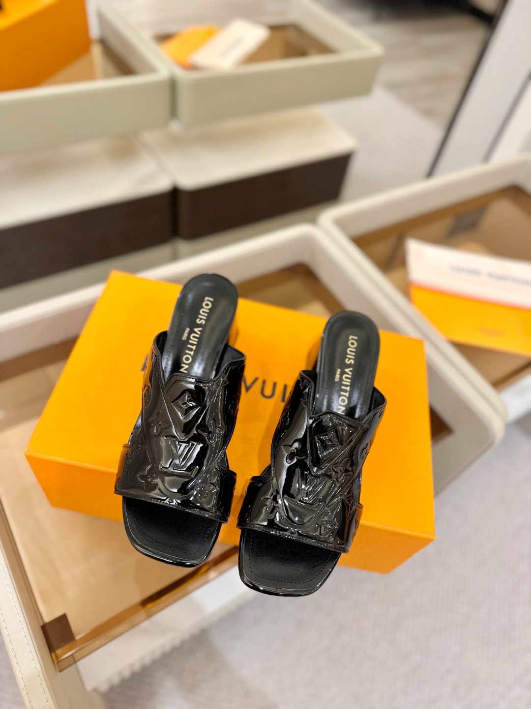 、【代购级】、Louis Vuitton 巴黎时装走秀早春系列！独家版本、完美楦型、中跟拖鞋🆕、Lv压花