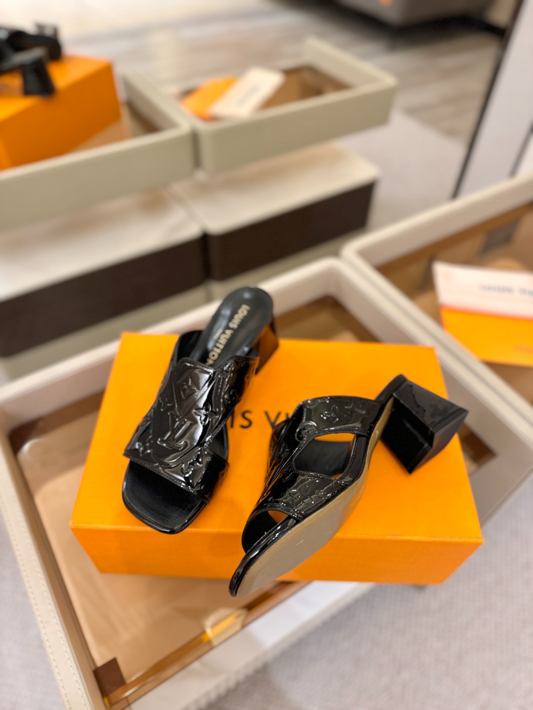 、【代购级】、Louis Vuitton 巴黎时装走秀早春系列！独家版本、完美楦型、中跟拖鞋🆕、Lv压花